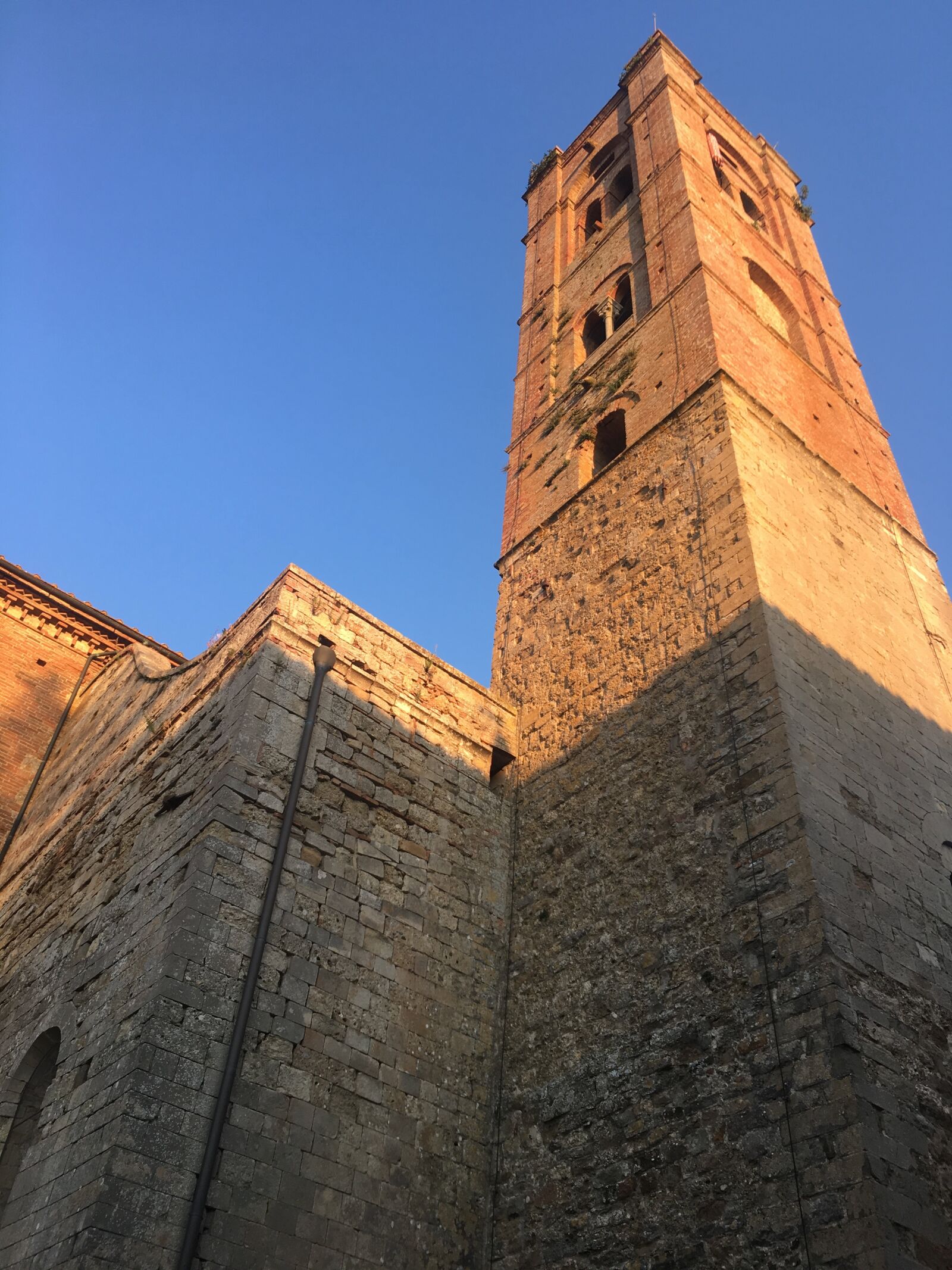 iPhone 6s Plus back camera 4.15mm f/2.2 sample photo. Tuscany, tower, medieval photography