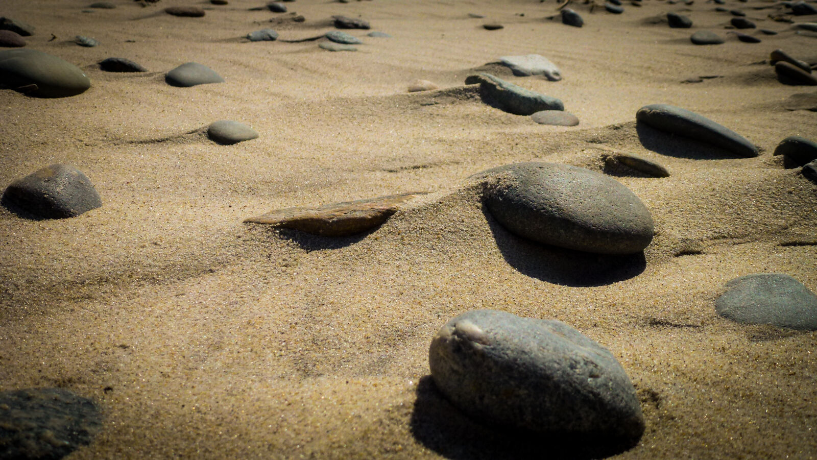 Panasonic Lumix DMC-ZS10 (Lumix DMC-TZ20 / Lumix DMC-TZ22) sample photo. Beach, sand, stones photography