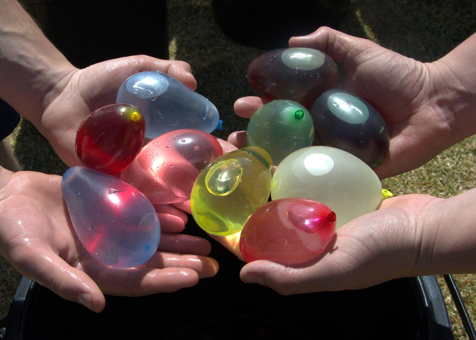 Nikon D5200 sample photo. Comparing, water balloons, colourful photography