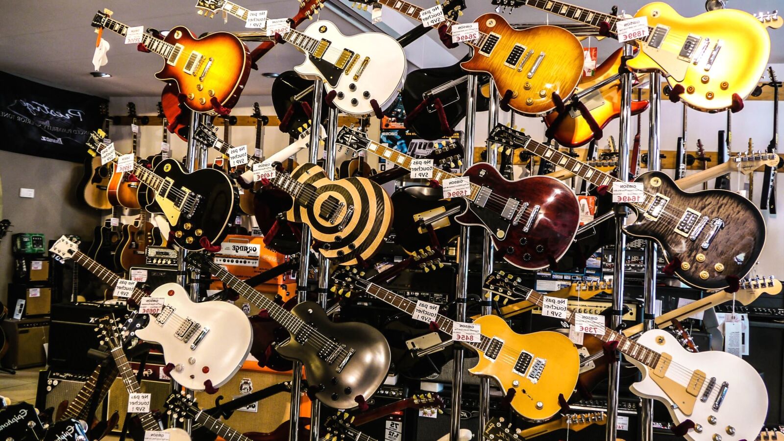 Panasonic Lumix DMC-GH1 sample photo. Shop, music, guitar, string photography