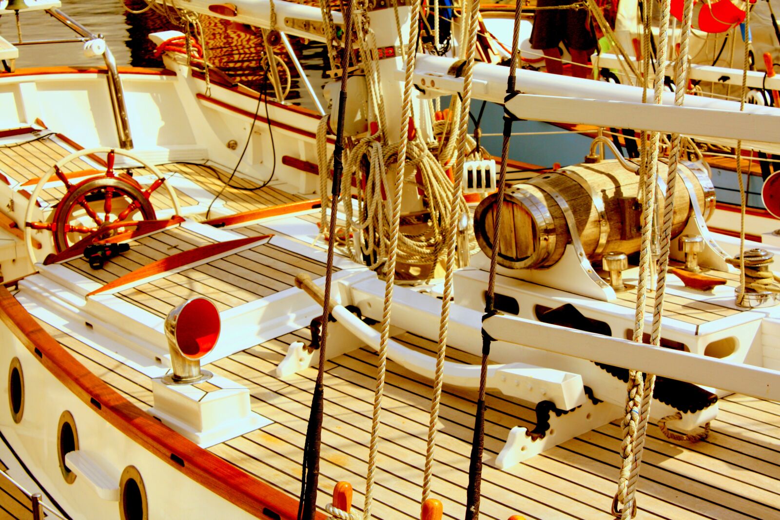 Canon EOS 450D (EOS Rebel XSi / EOS Kiss X2) sample photo. Boat, sailing, sunny photography