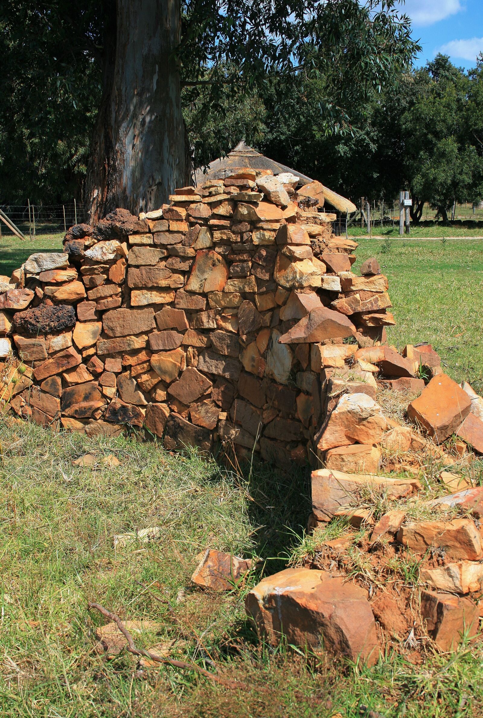 Canon EOS 400D (EOS Digital Rebel XTi / EOS Kiss Digital X) sample photo. Stone built ruin, ruin photography