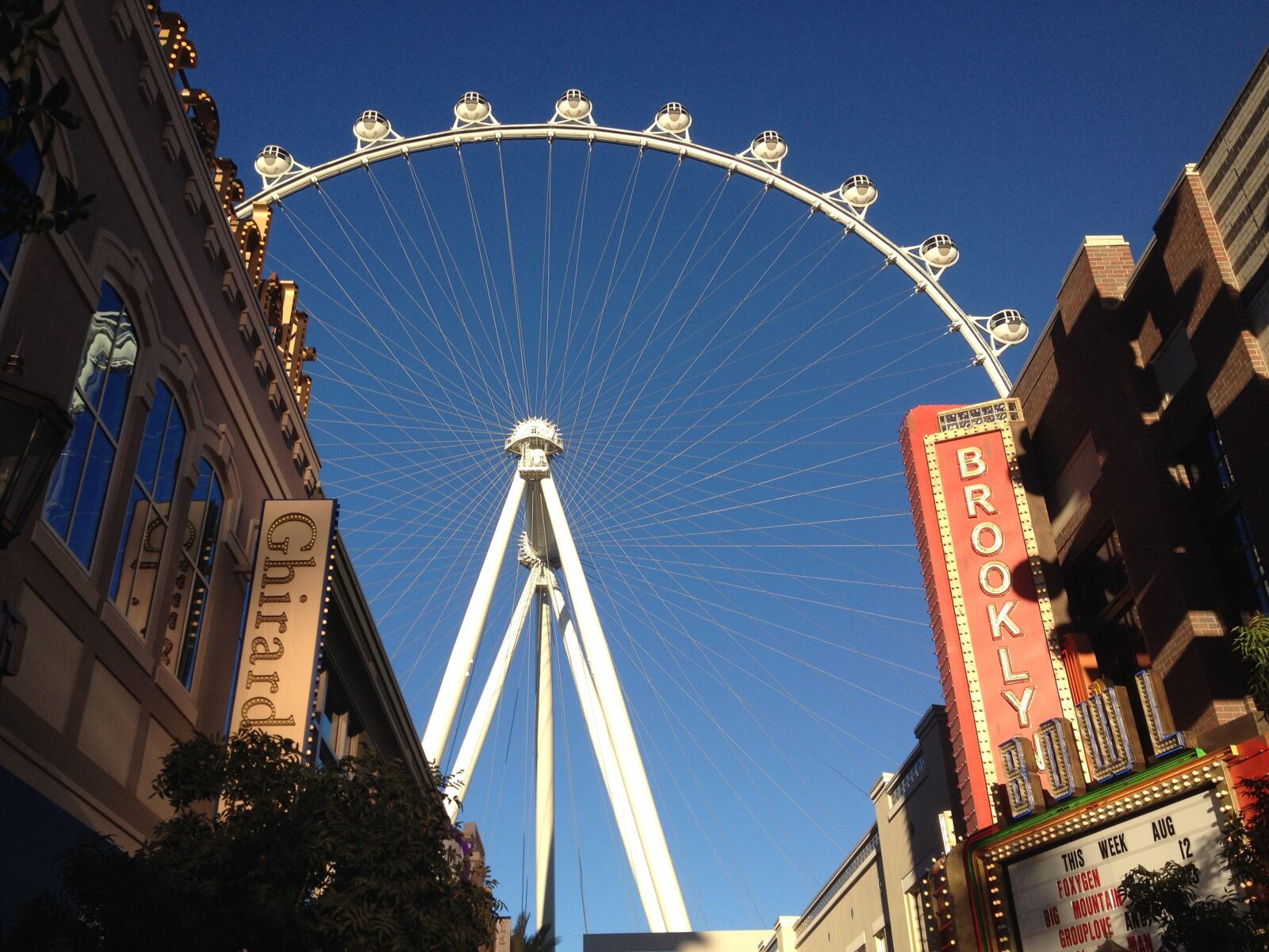 iPhone 4S back camera 4.28mm f/2.4 sample photo. Vegas, city, architecture photography
