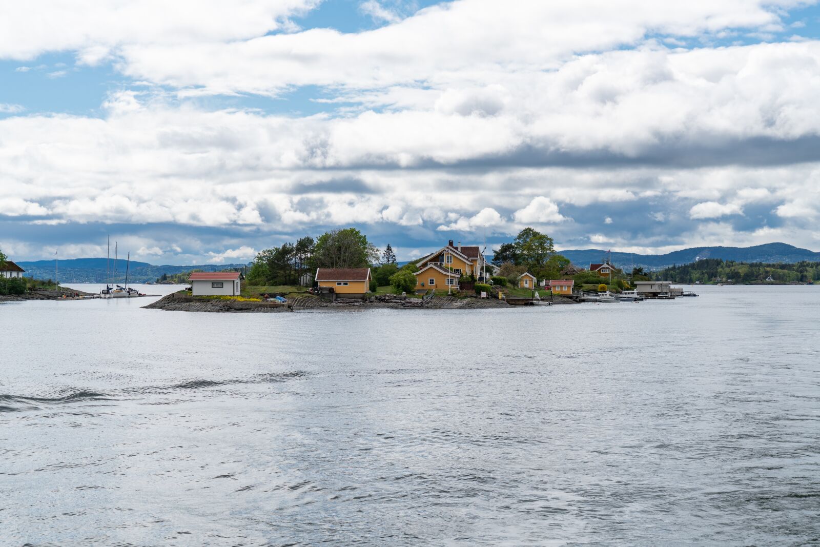 Sony a7R II + Sony FE 24-240mm F3.5-6.3 OSS sample photo. Island, houses, sea photography
