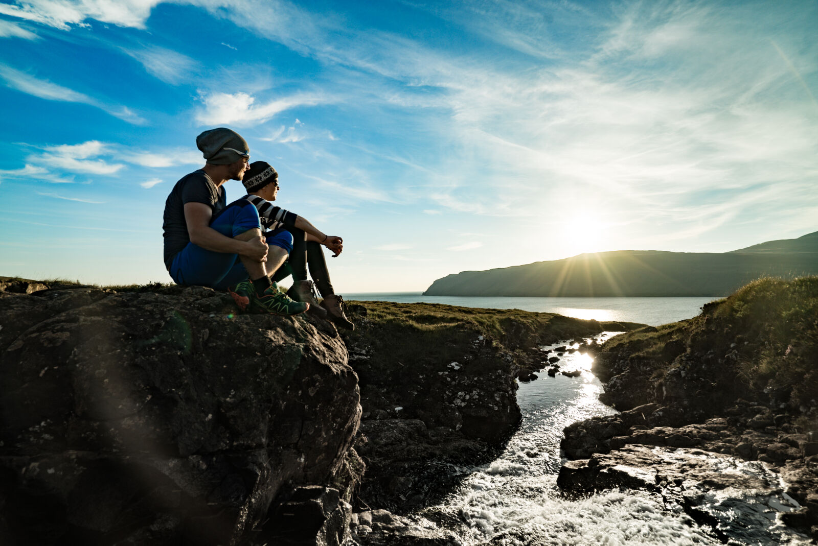 Sony Vario-Tessar T* FE 16-35mm F4 ZA OSS sample photo. Beach, coast, couple, daylight photography