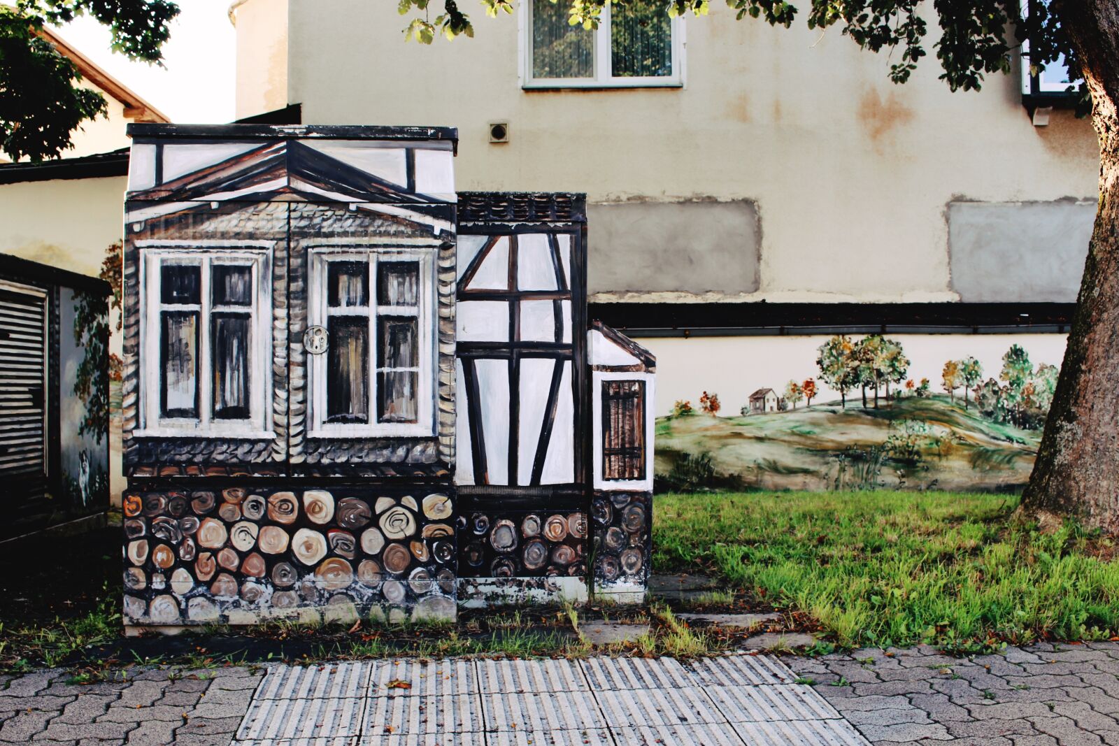 Canon EOS 700D (EOS Rebel T5i / EOS Kiss X7i) sample photo. Power box, fachwerkhaus, graffiti photography