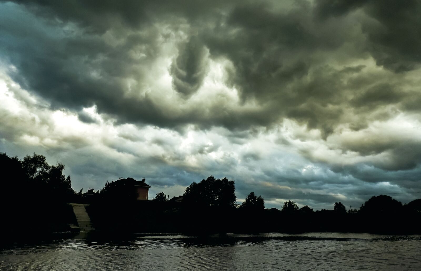 Nikon COOLPIX L330 sample photo. Unusual clouds, the face photography