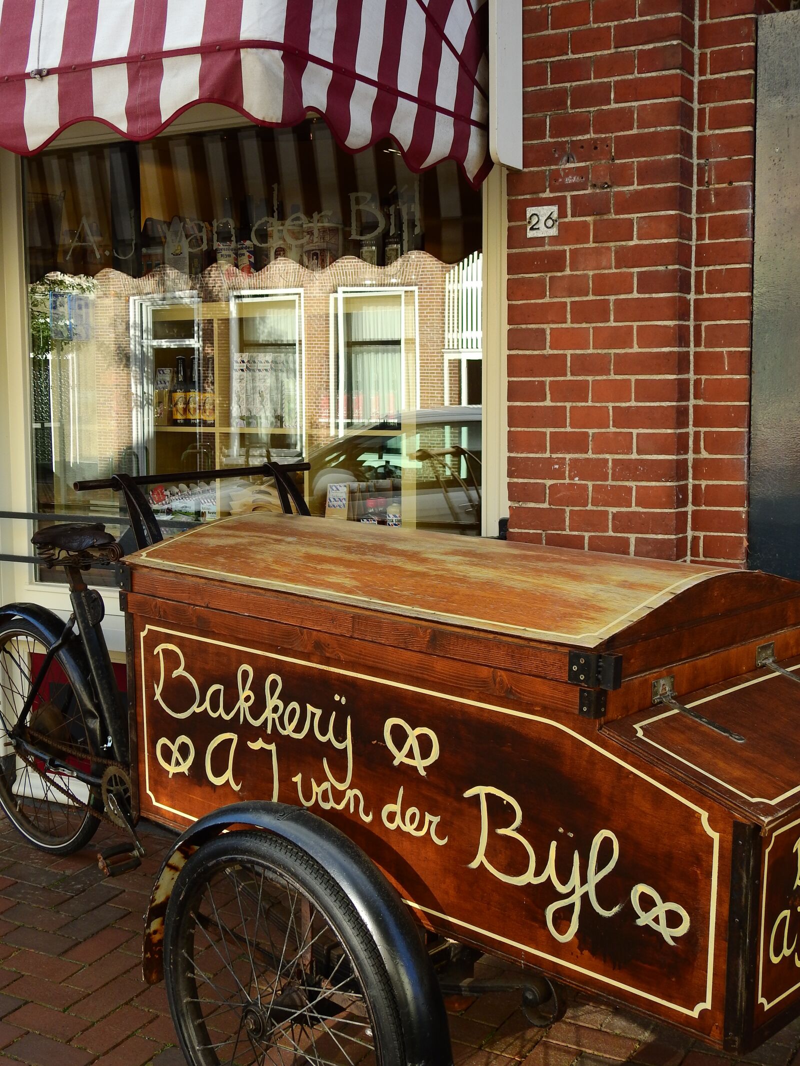 Nikon Coolpix P900 sample photo. Bakery, baker, dare photography