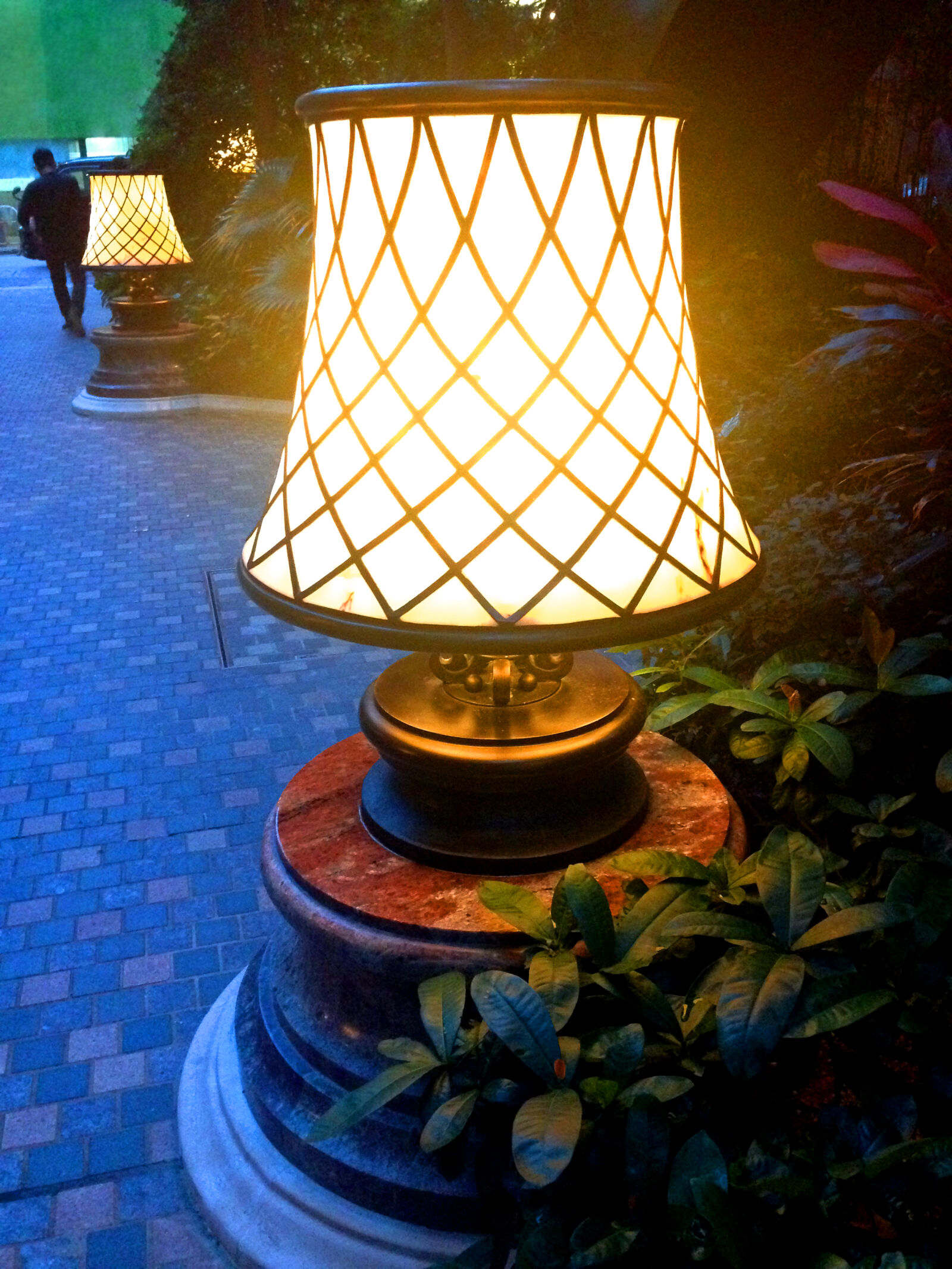 iPhone 5c back camera 4.12mm f/2.4 sample photo. Club, lamp, light, street photography