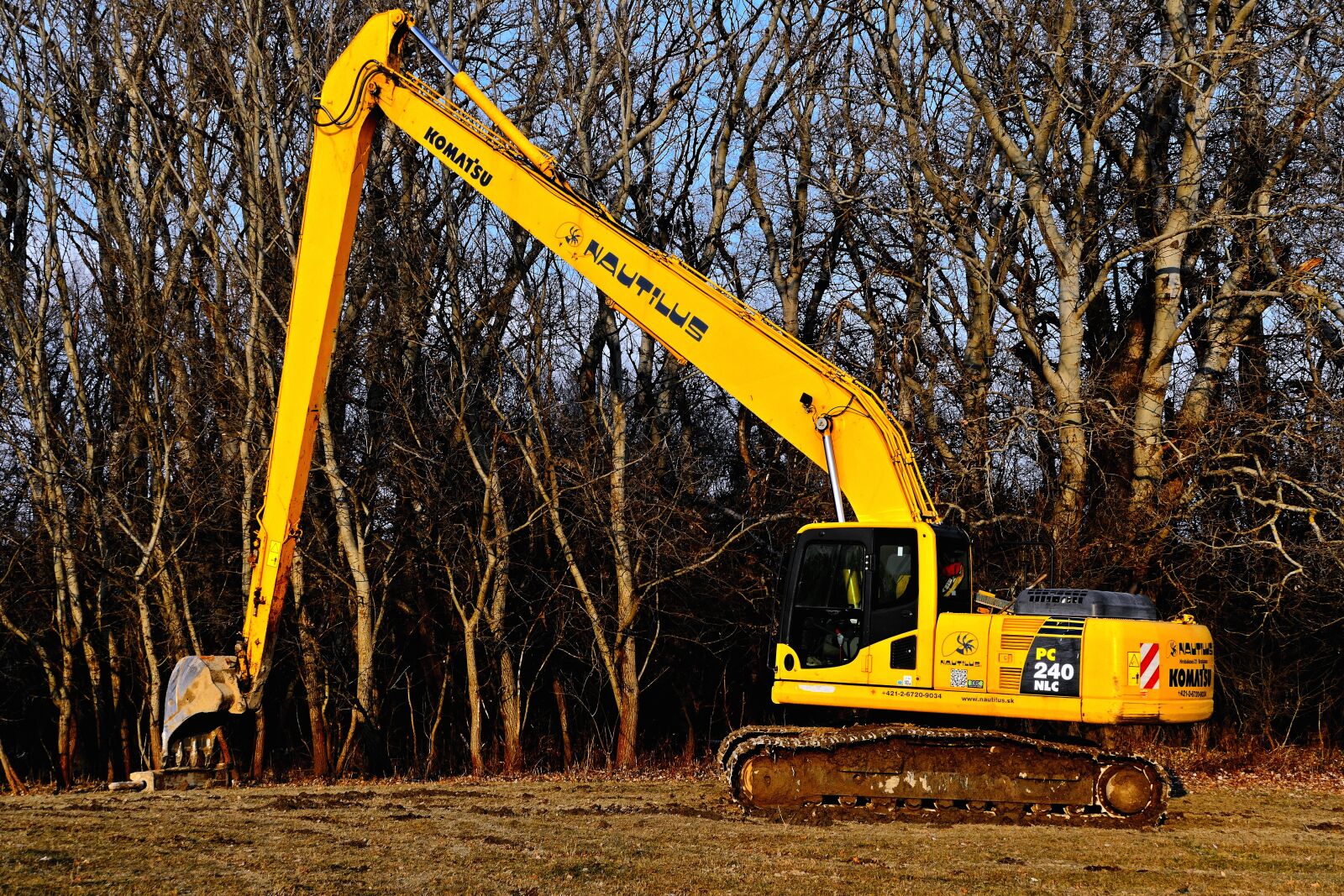 Panasonic Lumix DMC-FZ1000 sample photo. Excavator, machine, yellow photography