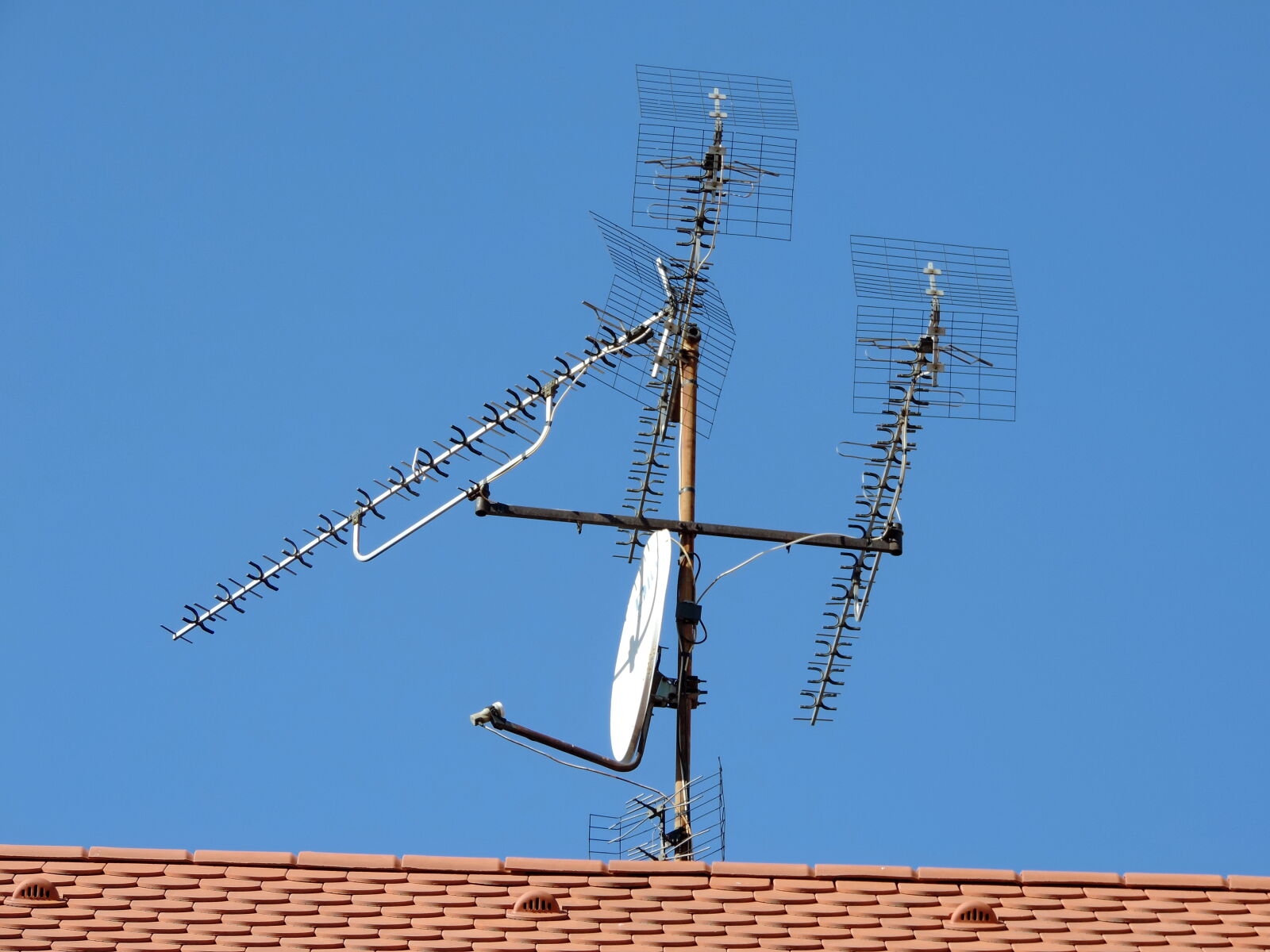 Nikon Coolpix P520 sample photo. Wireless, antenna, technology, construction photography