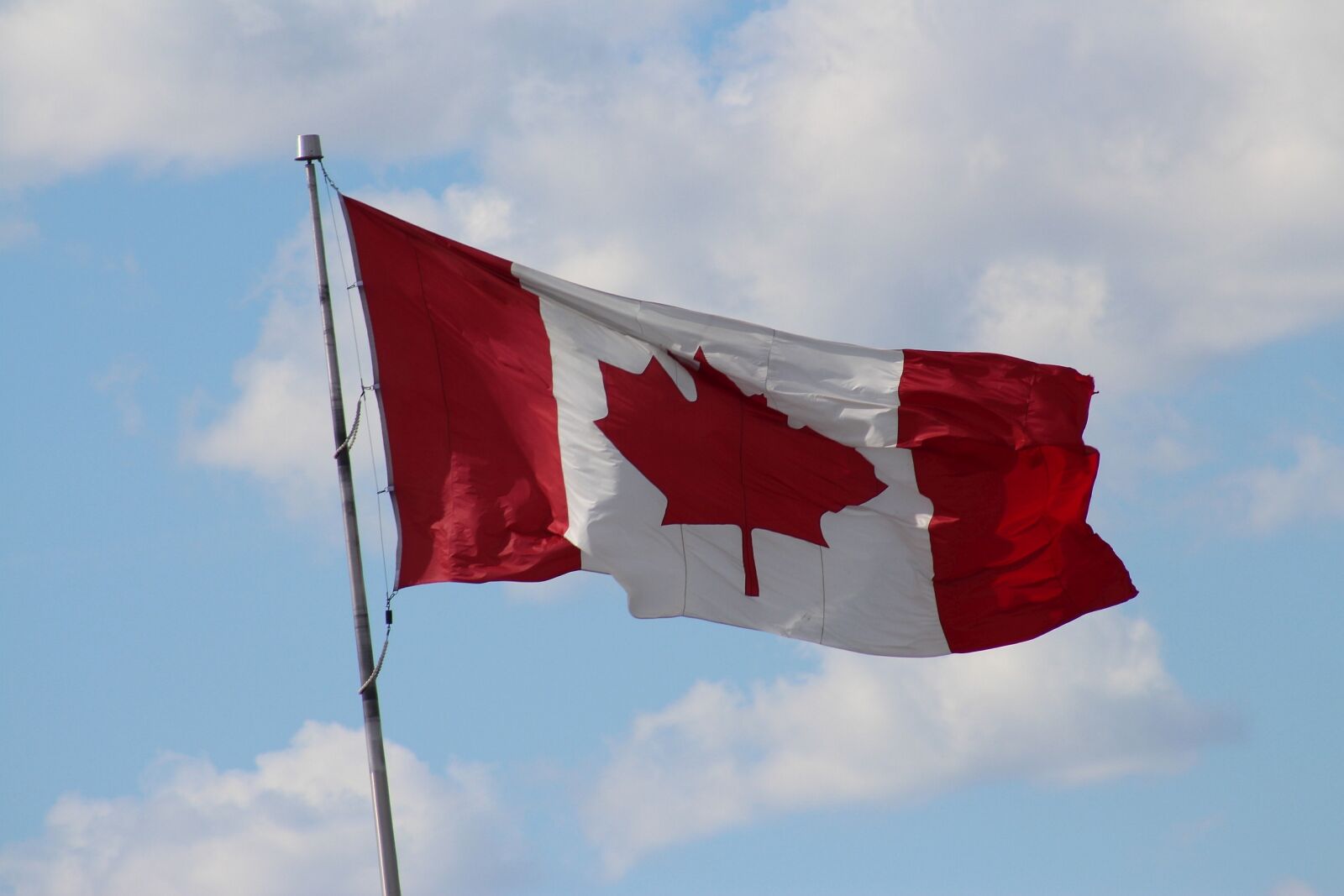 Canon EF 75-300mm f/4-5.6 USM sample photo. Canada flag, symbol, powiewaj photography