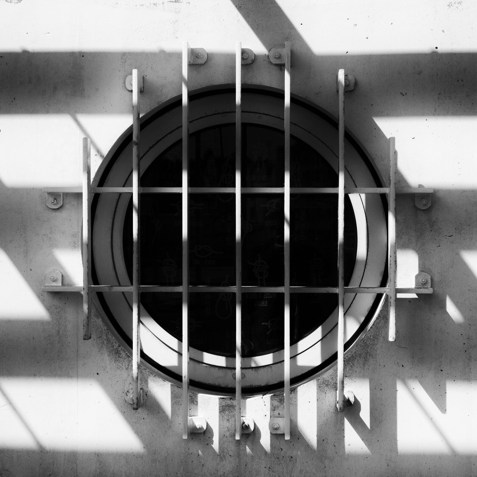 Sony Cyber-shot DSC-RX100 sample photo. Window, shadow, structure photography