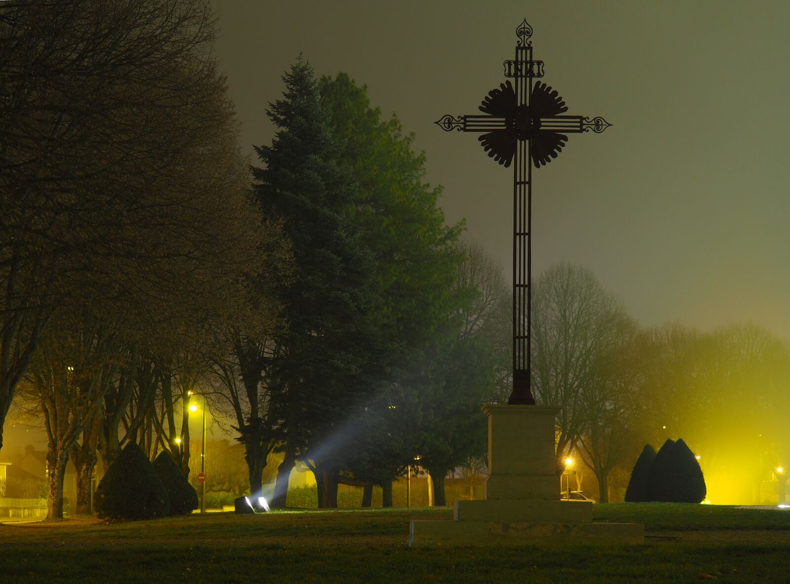 Olympus OM-D E-M10 II sample photo. Cross, night, shadow photography