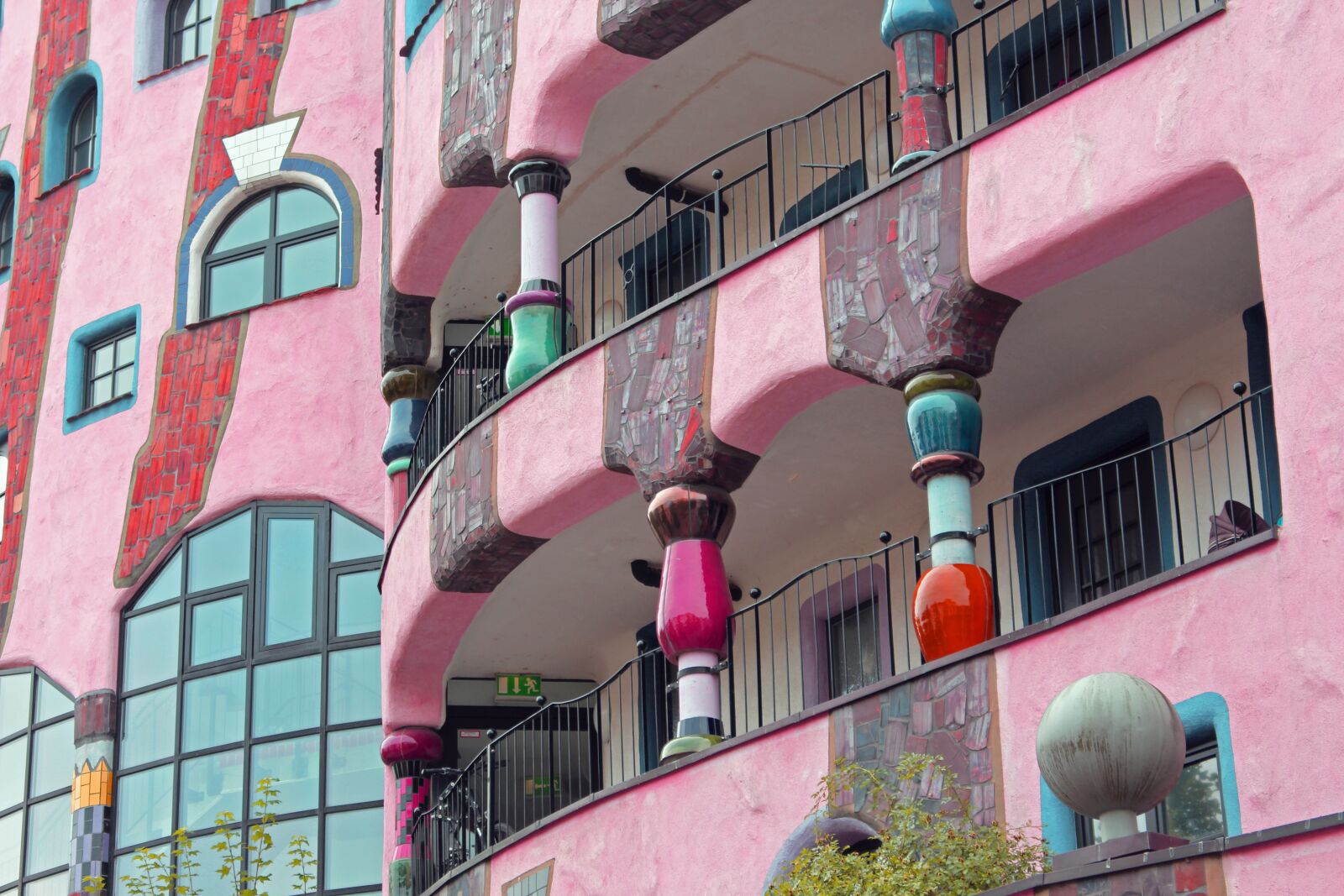 Canon EOS 700D (EOS Rebel T5i / EOS Kiss X7i) sample photo. Hundertwasser house, magdeburg, hundertwasser photography