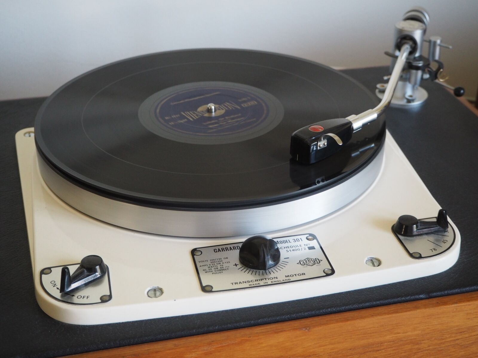 Olympus PEN E-PL7 sample photo. Turntable, garrard, ortofon spu photography
