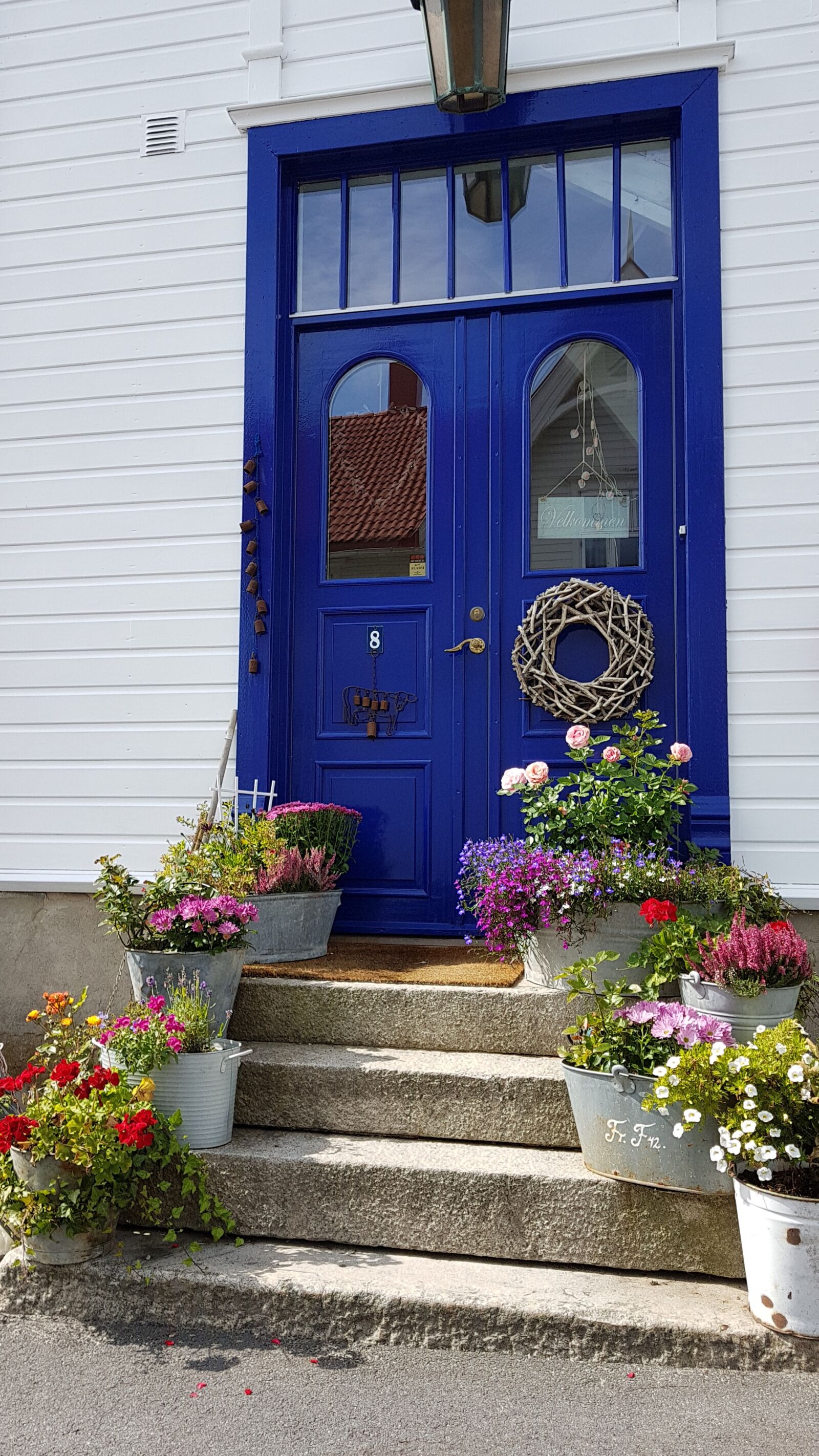 Samsung Galaxy S7 Edge sample photo. Front door, blue, decoration photography