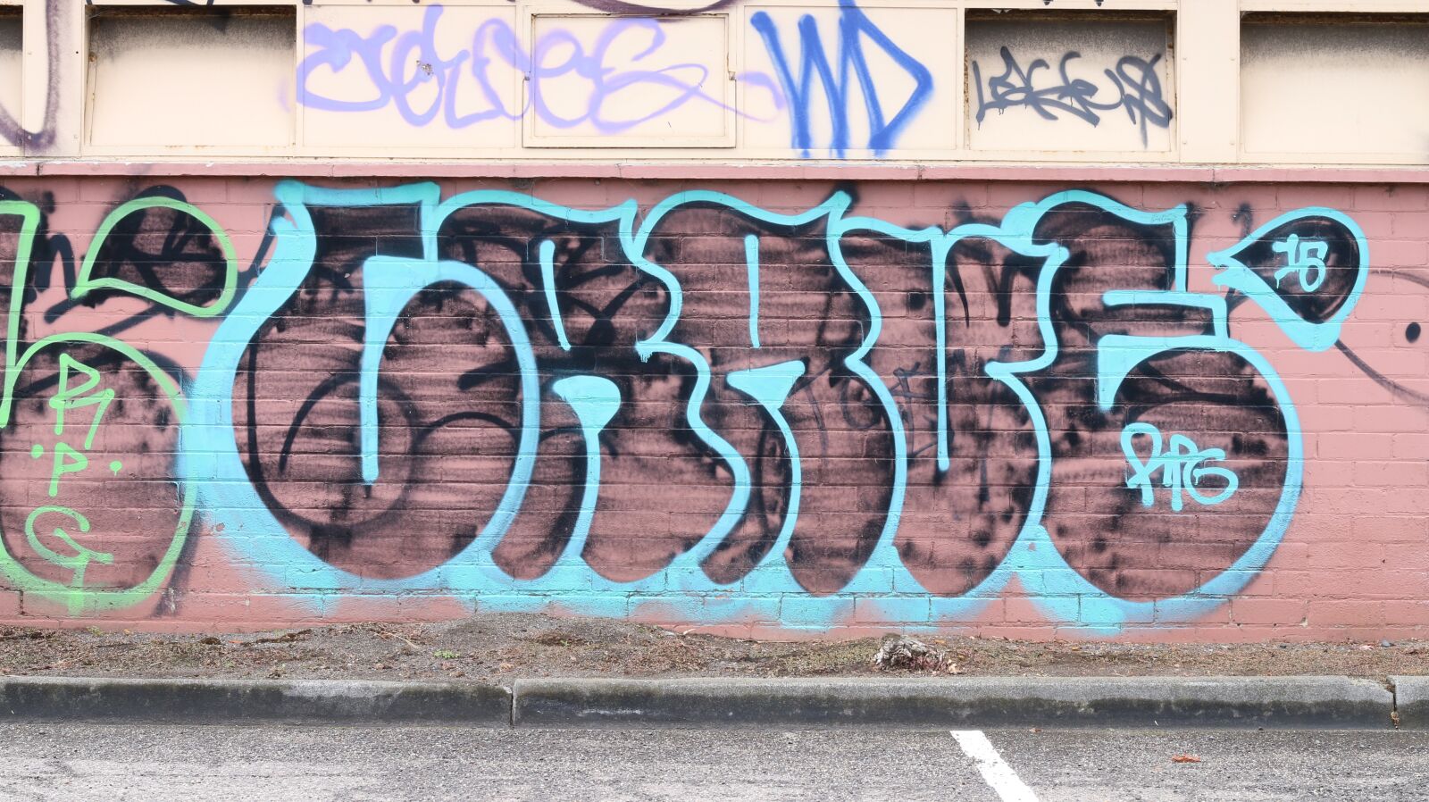Canon EOS 70D + Canon EF 50mm F1.8 STM sample photo. Graffiti, warehouse, weathered photography