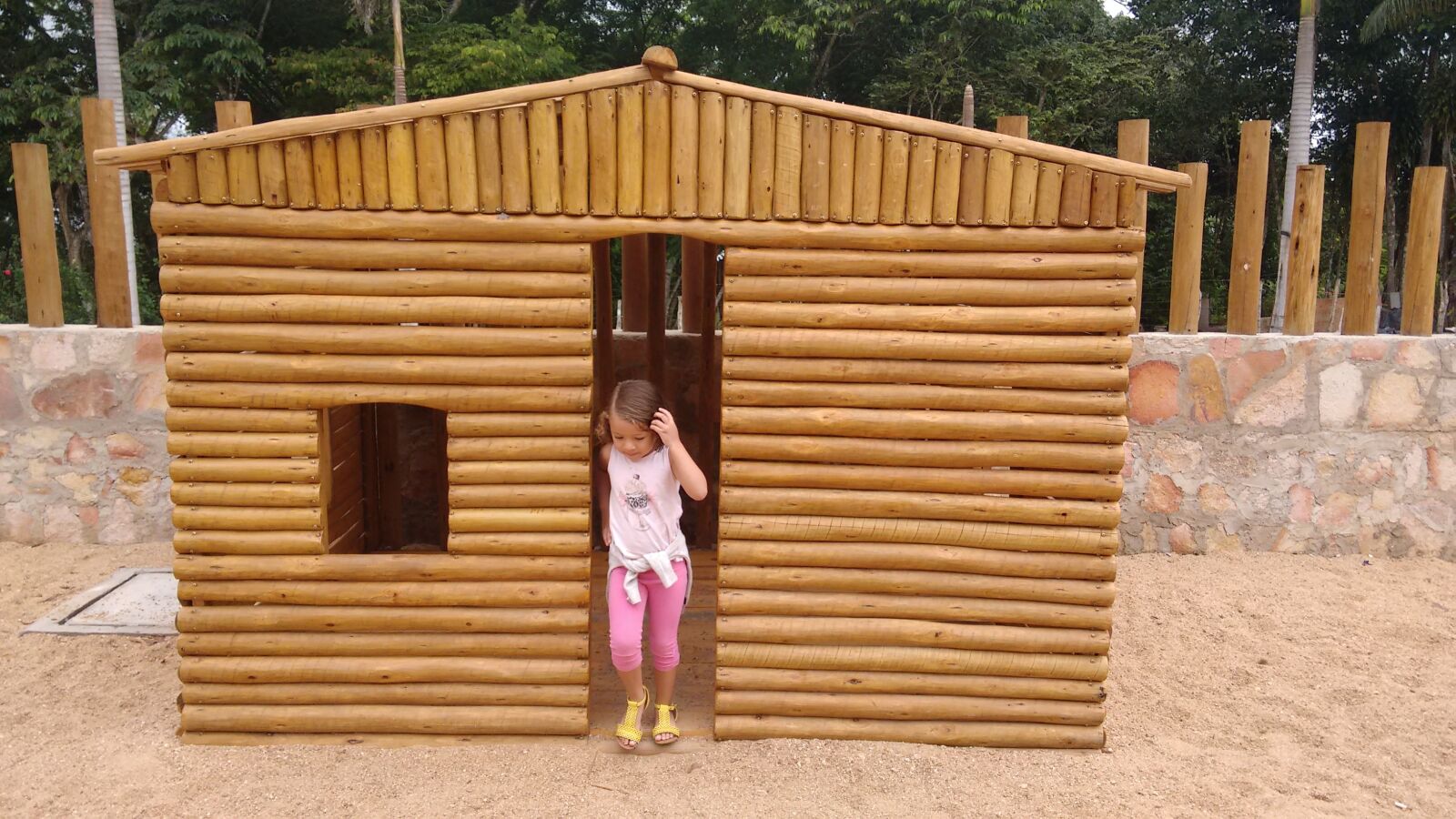 Motorola Moto G (2nd Gen) sample photo. Child, girl, little house photography