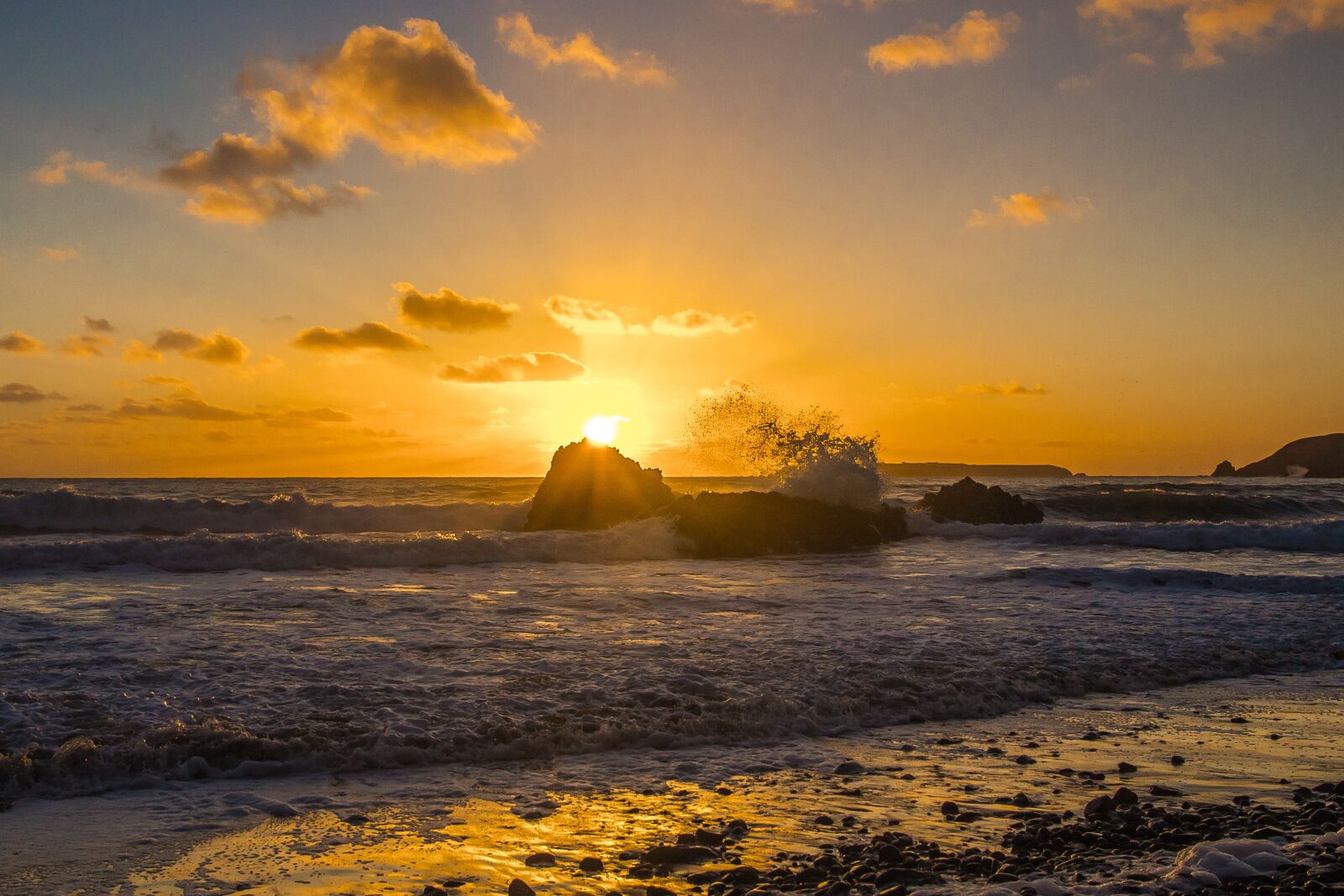 Canon EF-S 10-22mm F3.5-4.5 USM sample photo. Sunset, ocean, waves photography