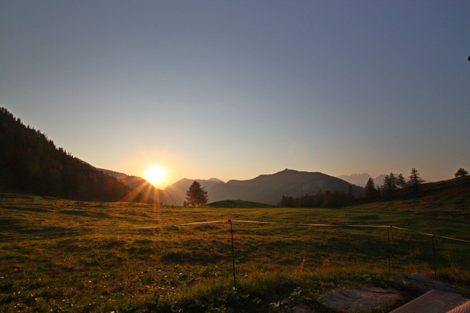 Canon EOS 450D (EOS Rebel XSi / EOS Kiss X2) sample photo. Sunrise, alm, mountains photography