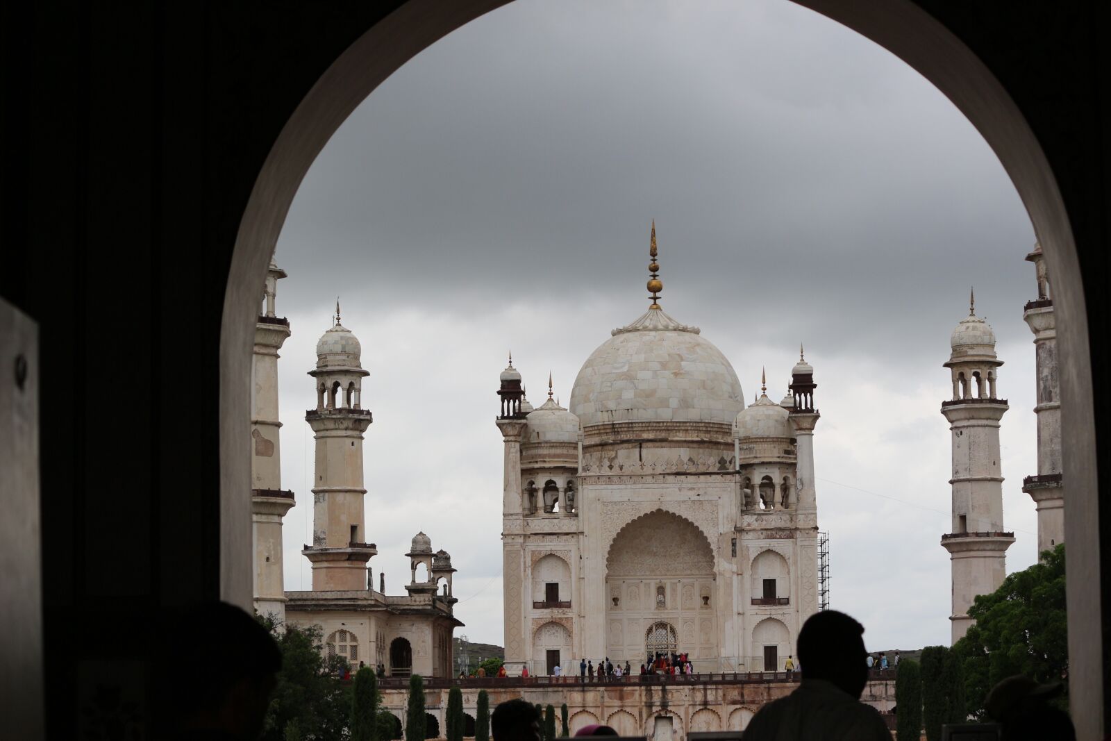 Canon EOS 700D (EOS Rebel T5i / EOS Kiss X7i) sample photo. Taj mahal, cloudy, touching photography