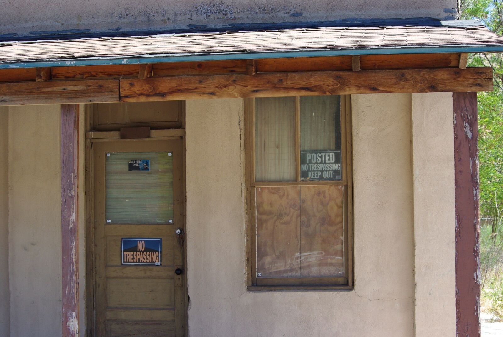 Pentax K200D sample photo. House, vacant, door photography
