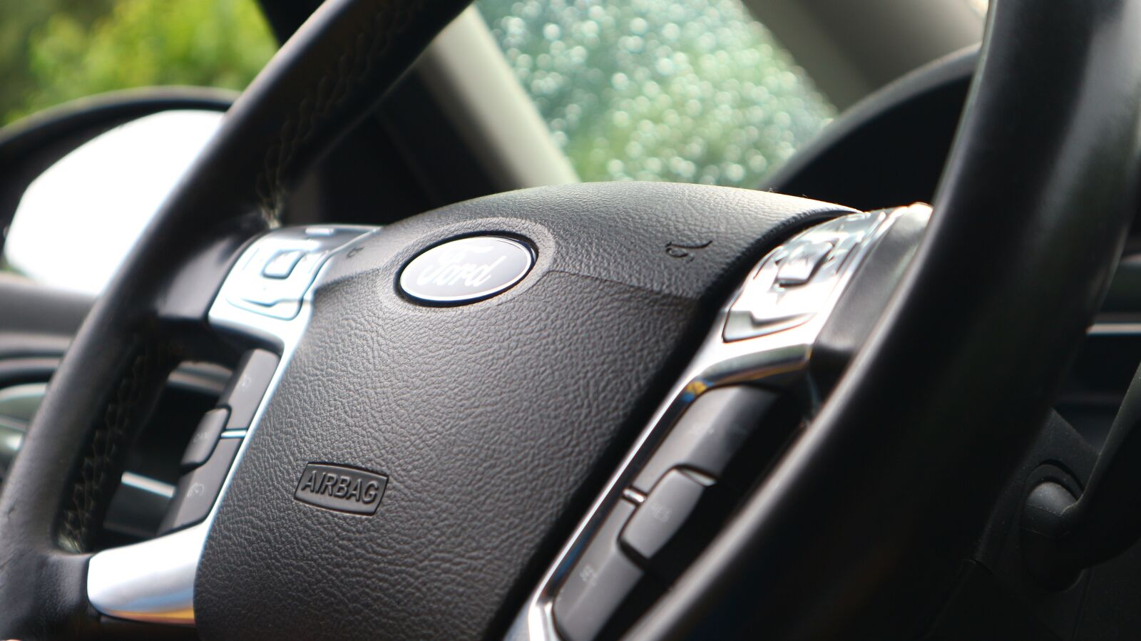 Canon EOS M10 sample photo. Car, steering wheel, horse photography