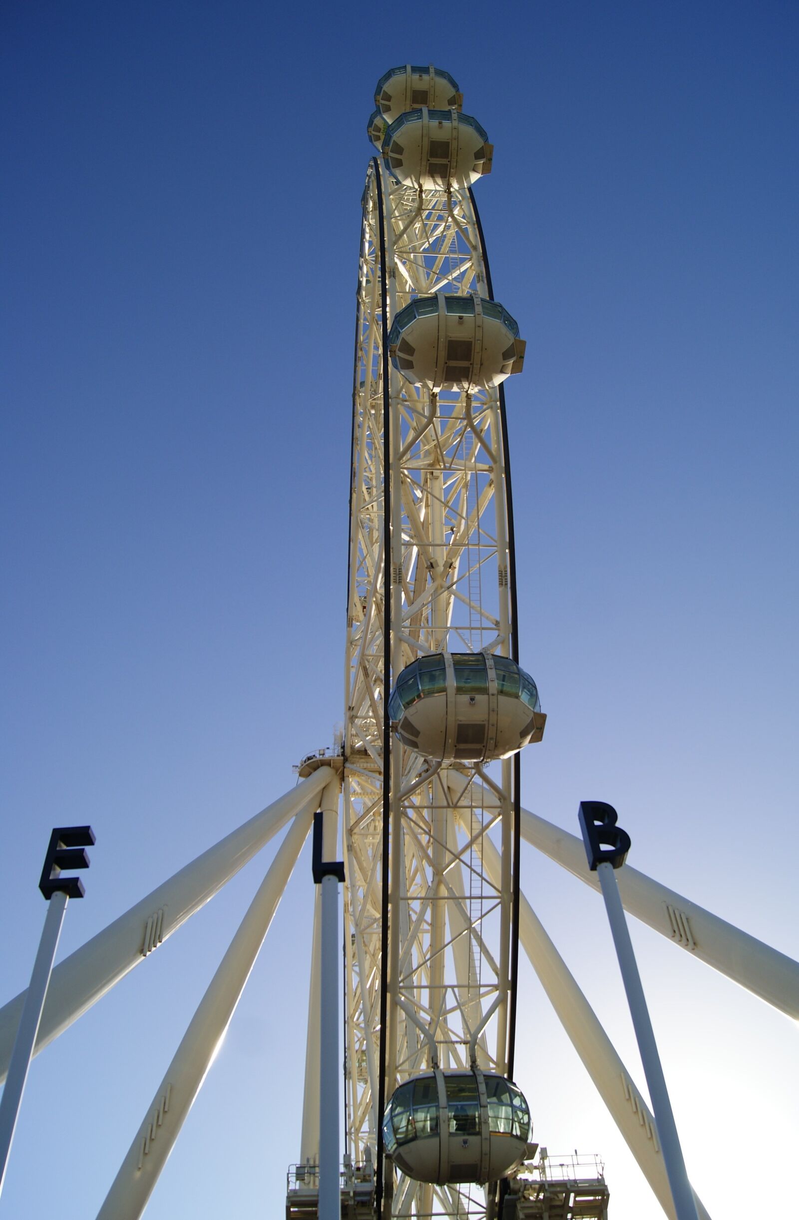 Sony Alpha DSLR-A230 sample photo. Melbourne, wheel, star photography