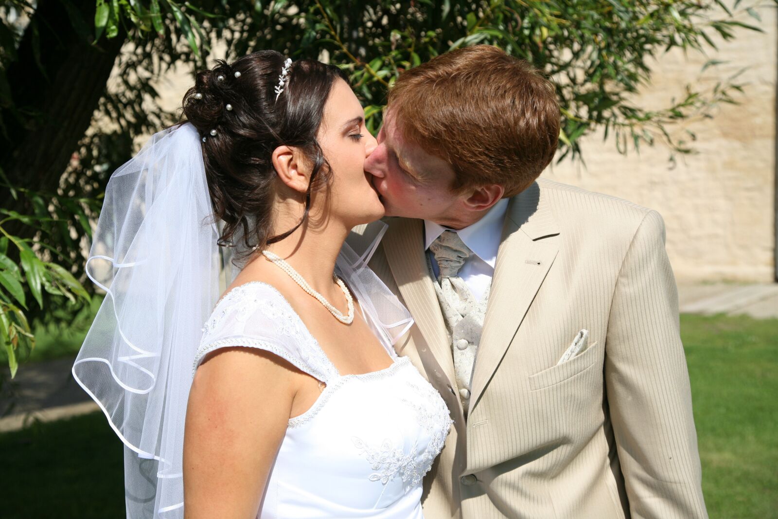Canon EOS 5D sample photo. Wedding, kiss, love photography