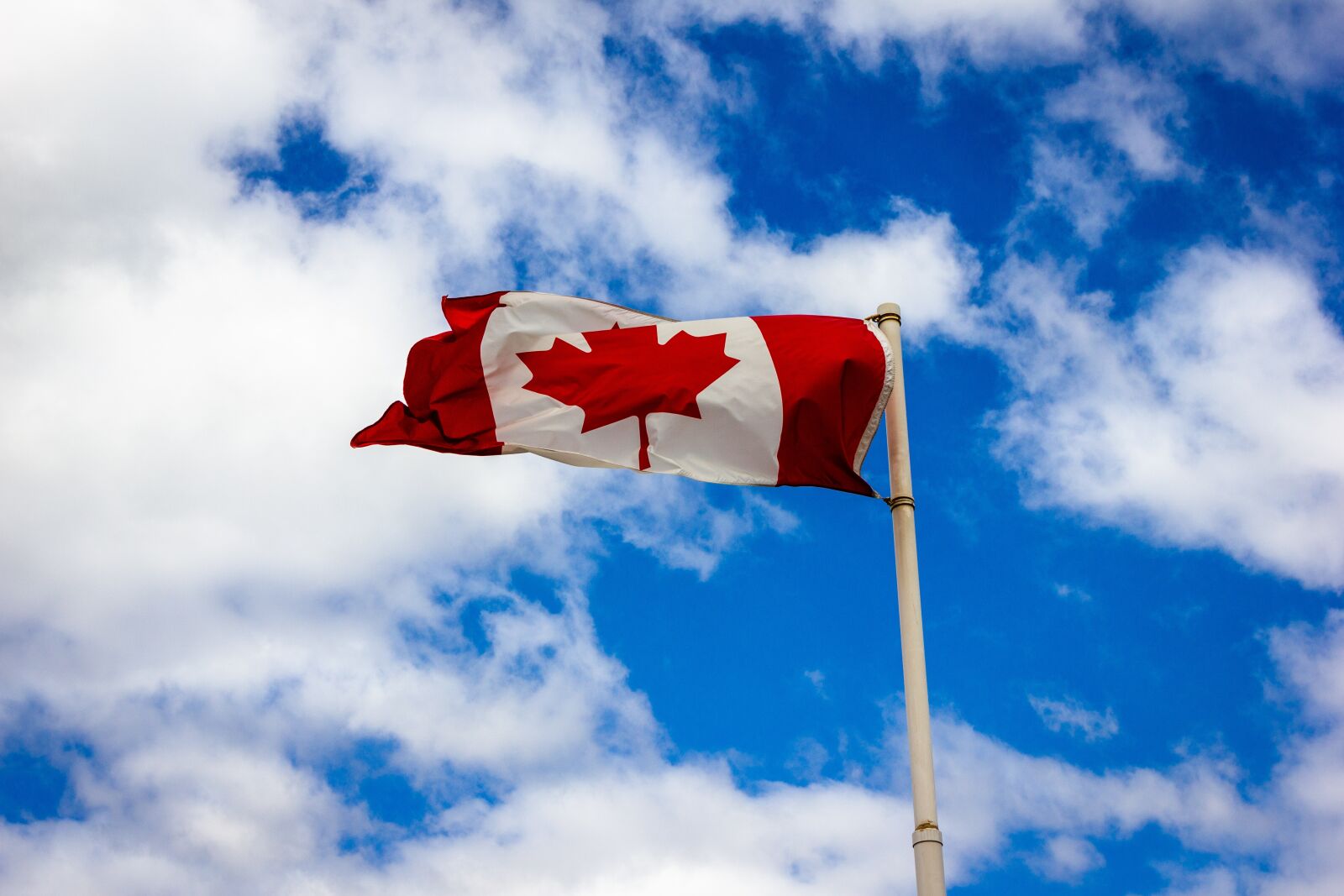 Canon EOS 550D (EOS Rebel T2i / EOS Kiss X4) sample photo. Flag, canada, sky photography