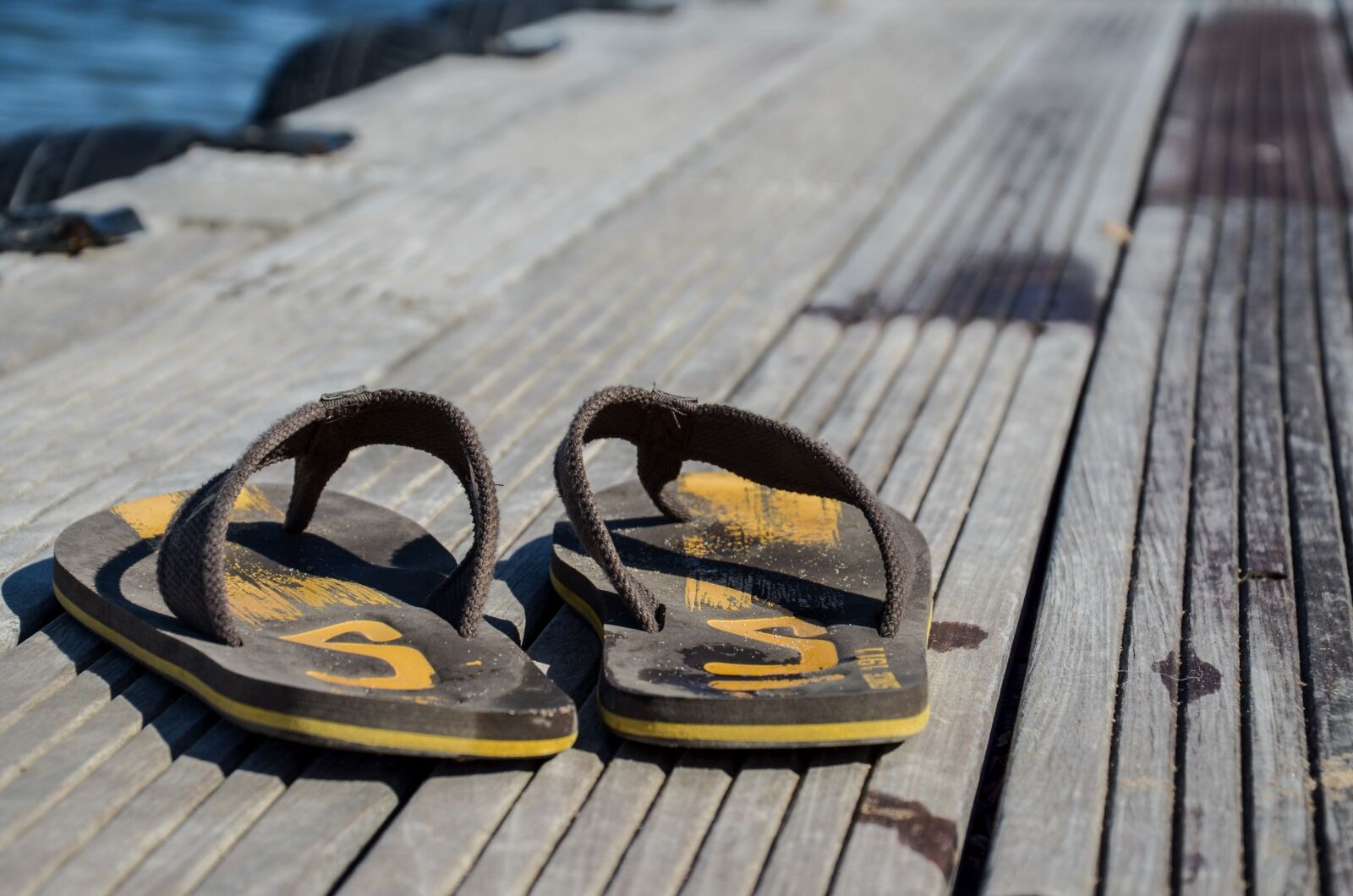Nikon D5100 sample photo. Flip flop, run, beach photography
