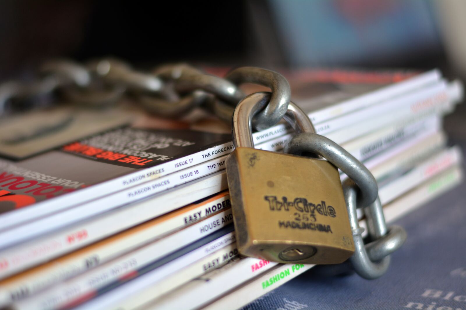Nikon D5200 sample photo. Steel lock, chain, magazines photography