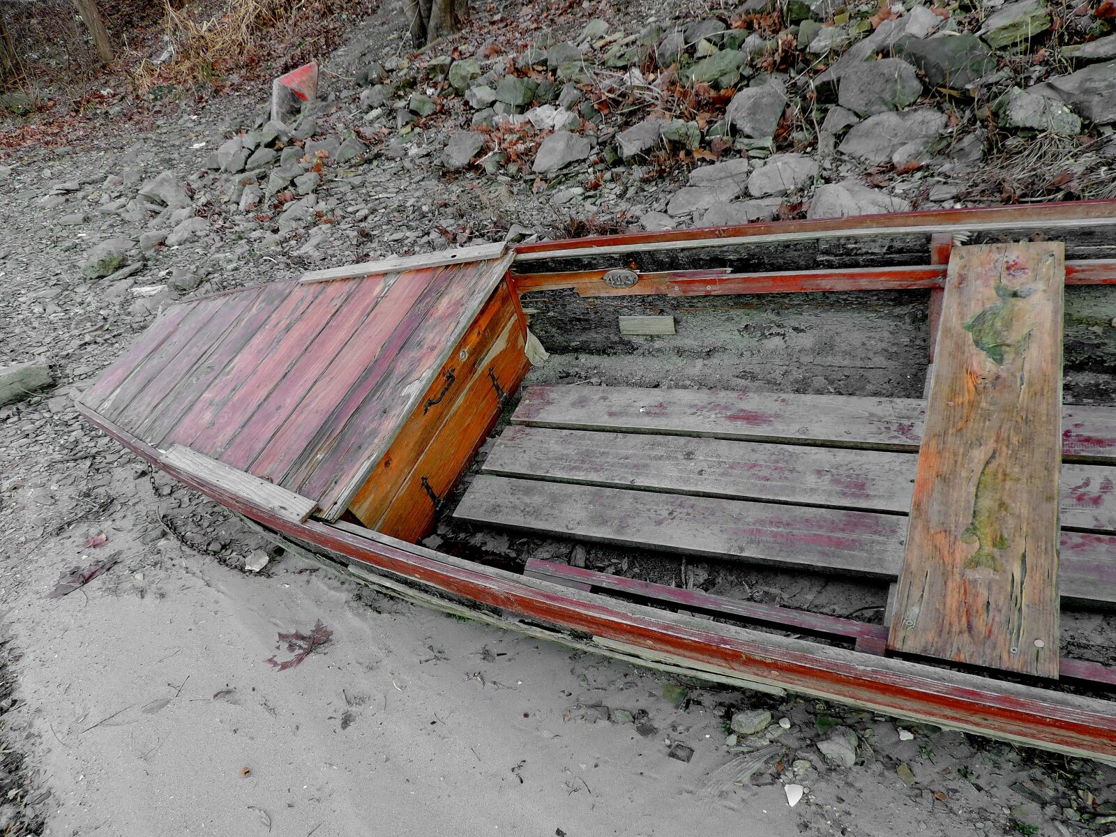 Nikon Coolpix P520 sample photo. Abandoned, boat, riverbank, wood photography
