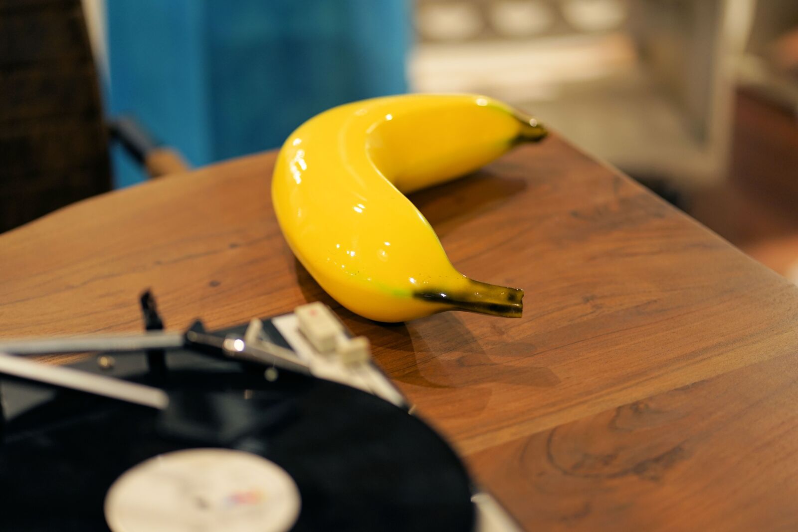 Sony a7 II + Sony FE 85mm F1.8 sample photo. Banana, setup, glass photography