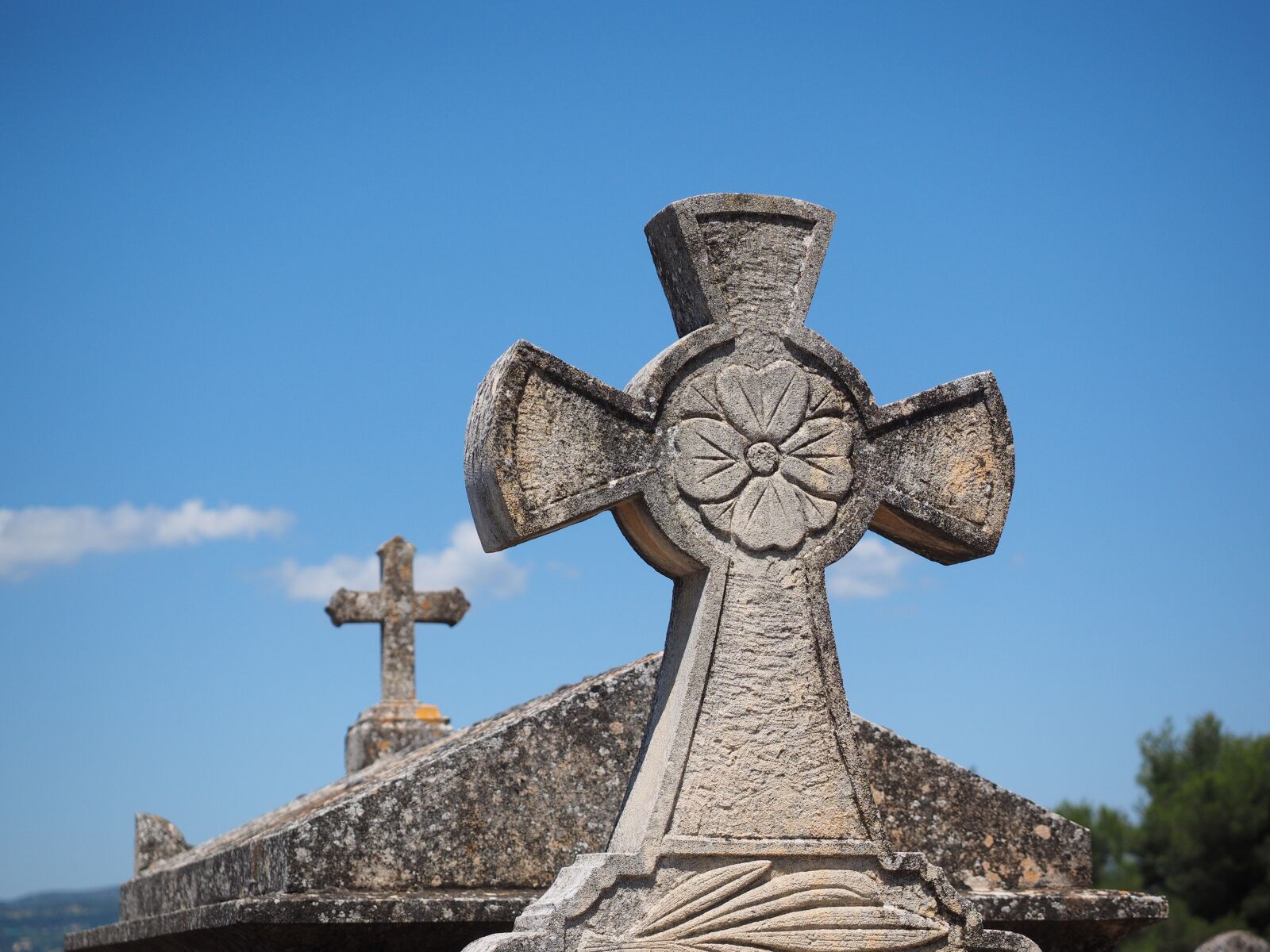 Olympus OM-D E-M1 + Olympus M.Zuiko Digital ED 12-40mm F2.8 Pro sample photo. Cross, stone cross, grave photography