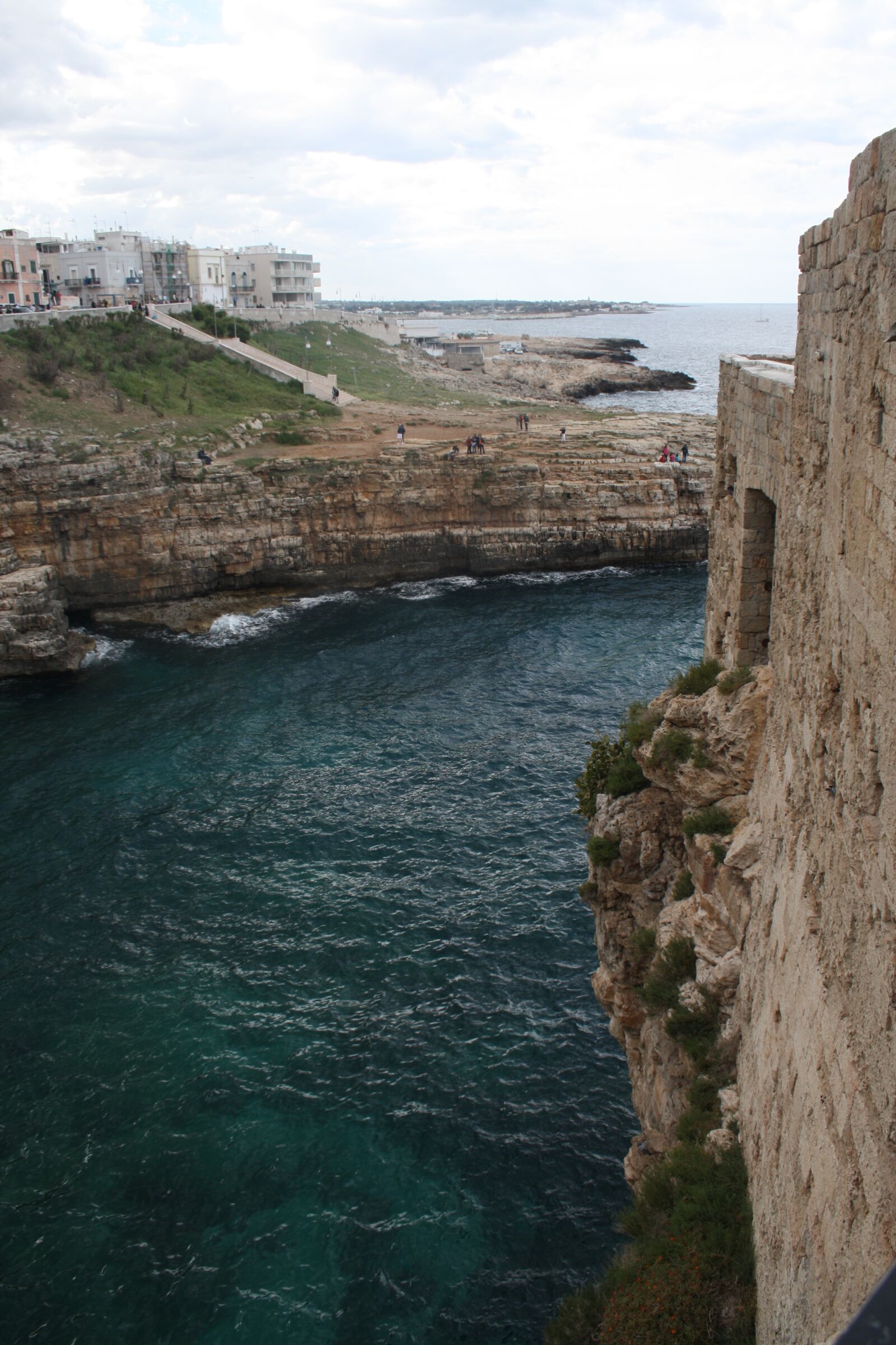 Canon EOS 1000D (EOS Digital Rebel XS / EOS Kiss F) sample photo. Glimpse, puglia, travel photography