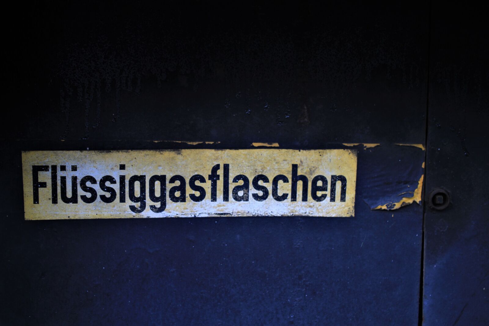 Canon EOS 7D sample photo. Lpg gas bottles, rust photography