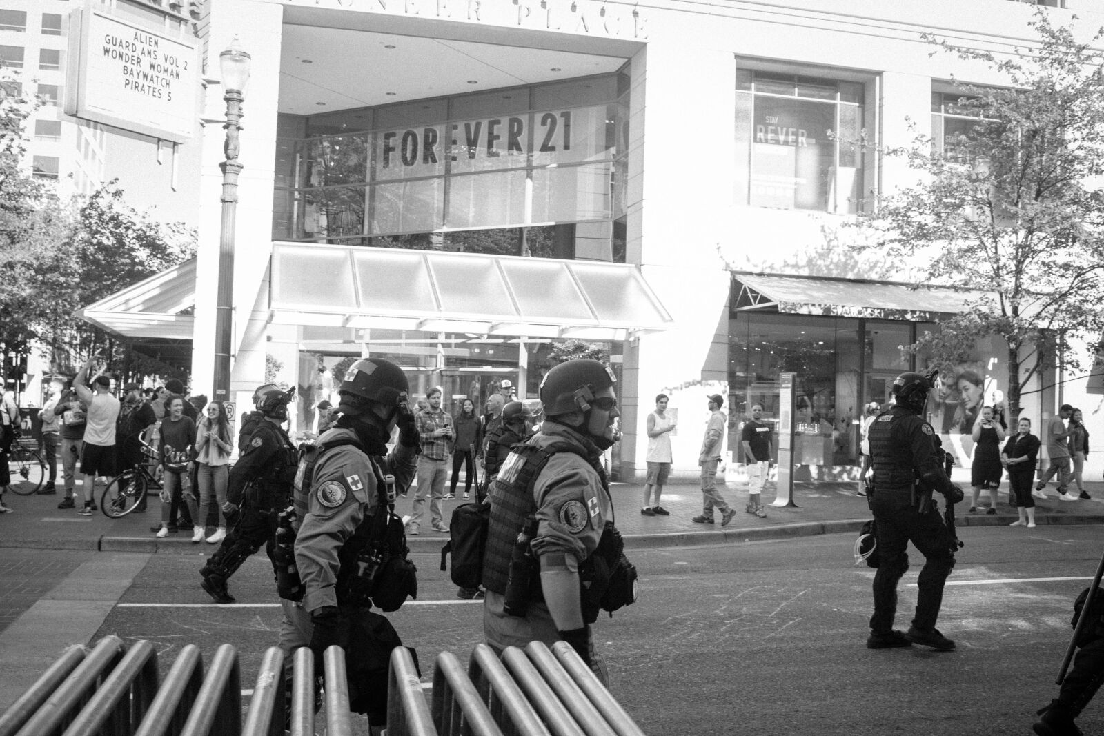 Canon EOS 700D (EOS Rebel T5i / EOS Kiss X7i) sample photo. Crowd, control, police, police photography