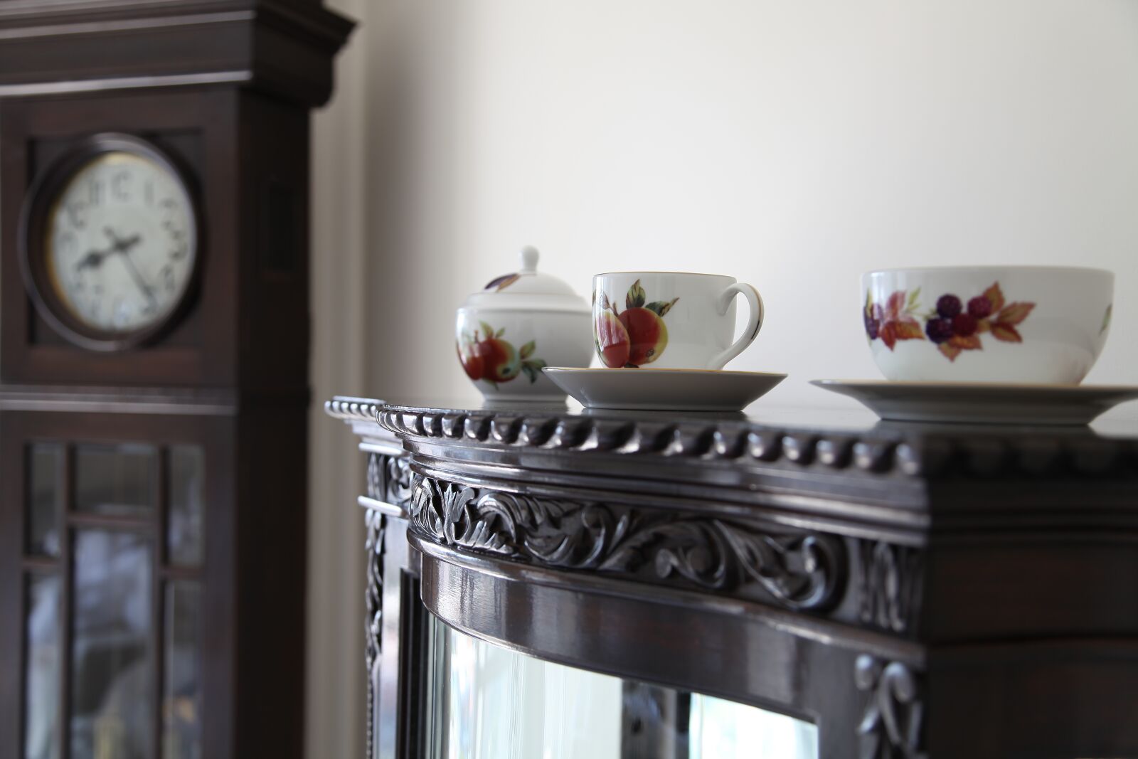 Canon EOS 5D Mark II sample photo. Cup, the cabinet, clock photography
