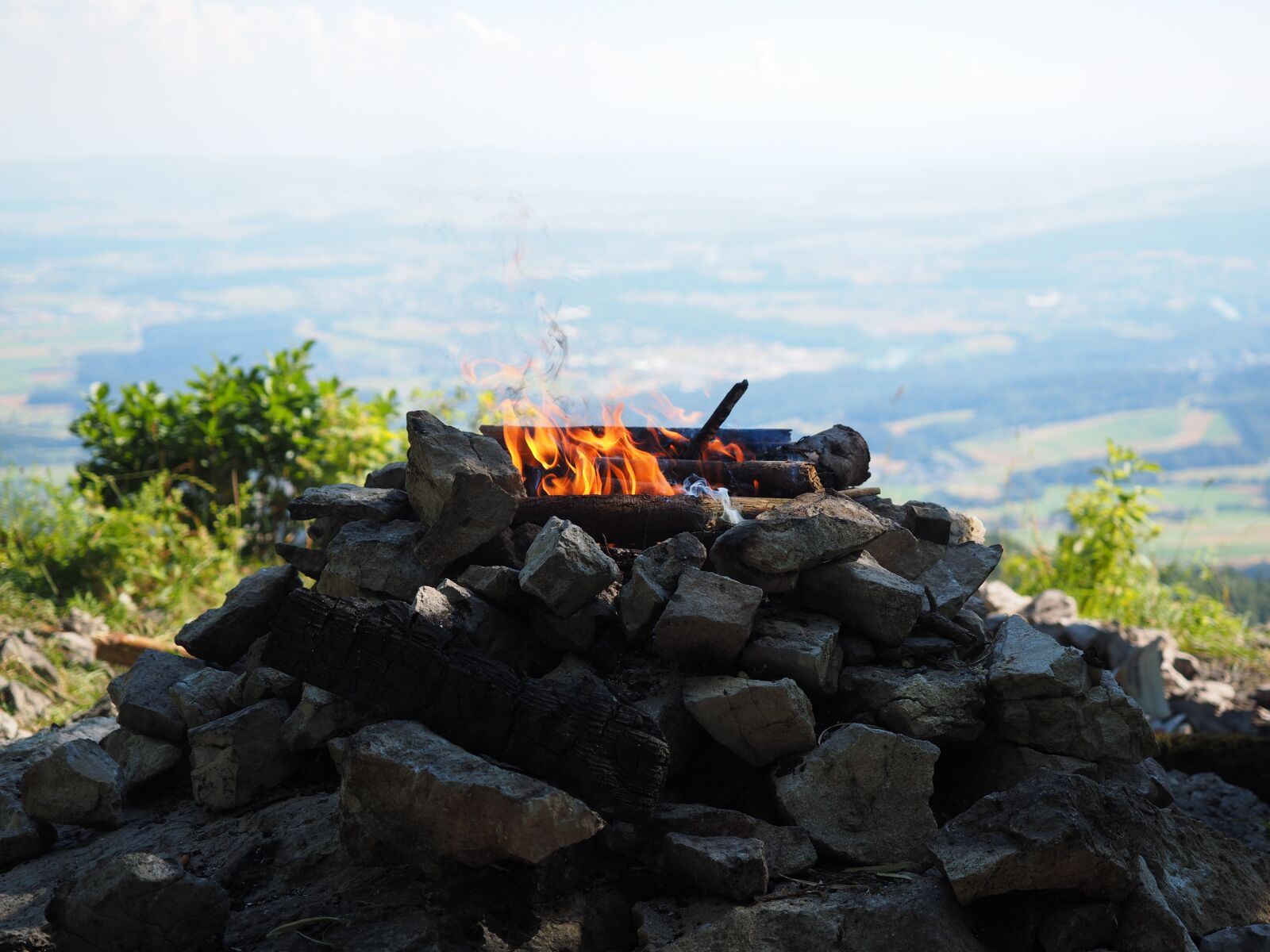 Olympus OM-D E-M1 + Olympus M.Zuiko Digital ED 12-40mm F2.8 Pro sample photo. Fire, flame, grill fire photography