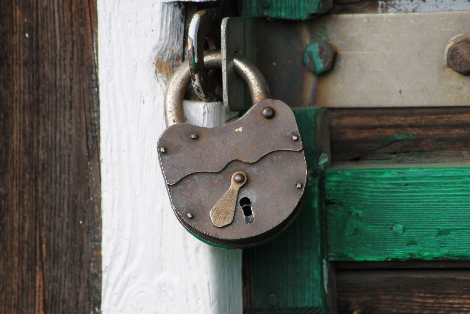 Canon EOS 1100D (EOS Rebel T3 / EOS Kiss X50) sample photo. Padlock, hinged, old photography