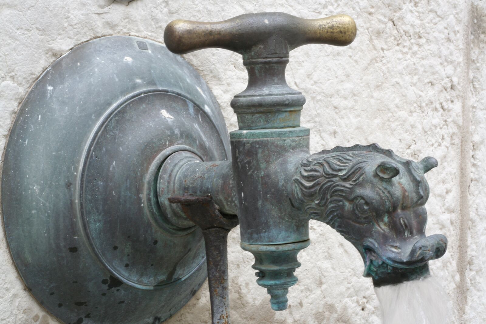 Canon EOS 350D (EOS Digital Rebel XT / EOS Kiss Digital N) sample photo. Hotel-dieu, lyon, faucet photography