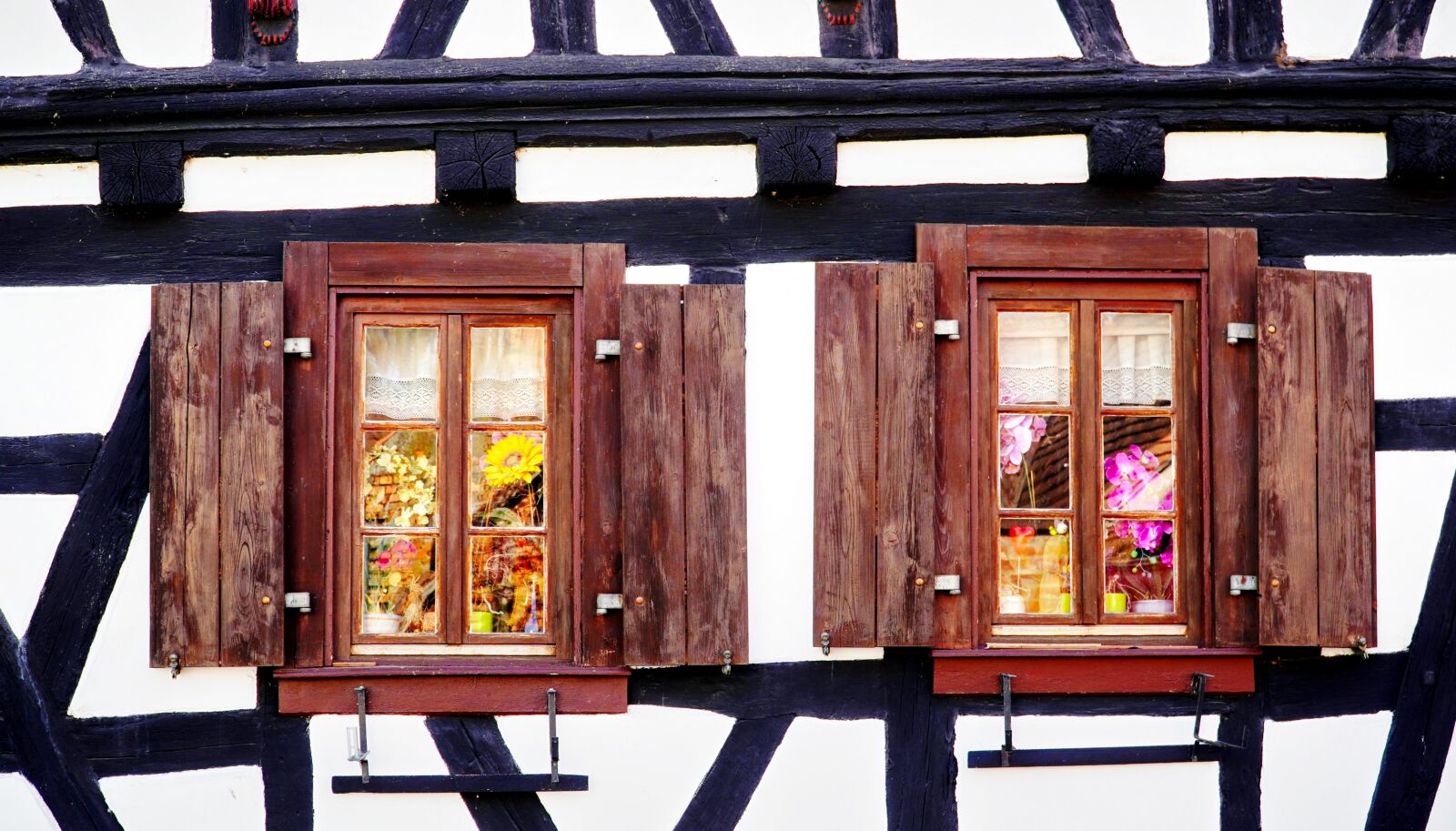 Sony E PZ 18-105mm F4 G OSS sample photo. Window, mirroring the half-timbered photography