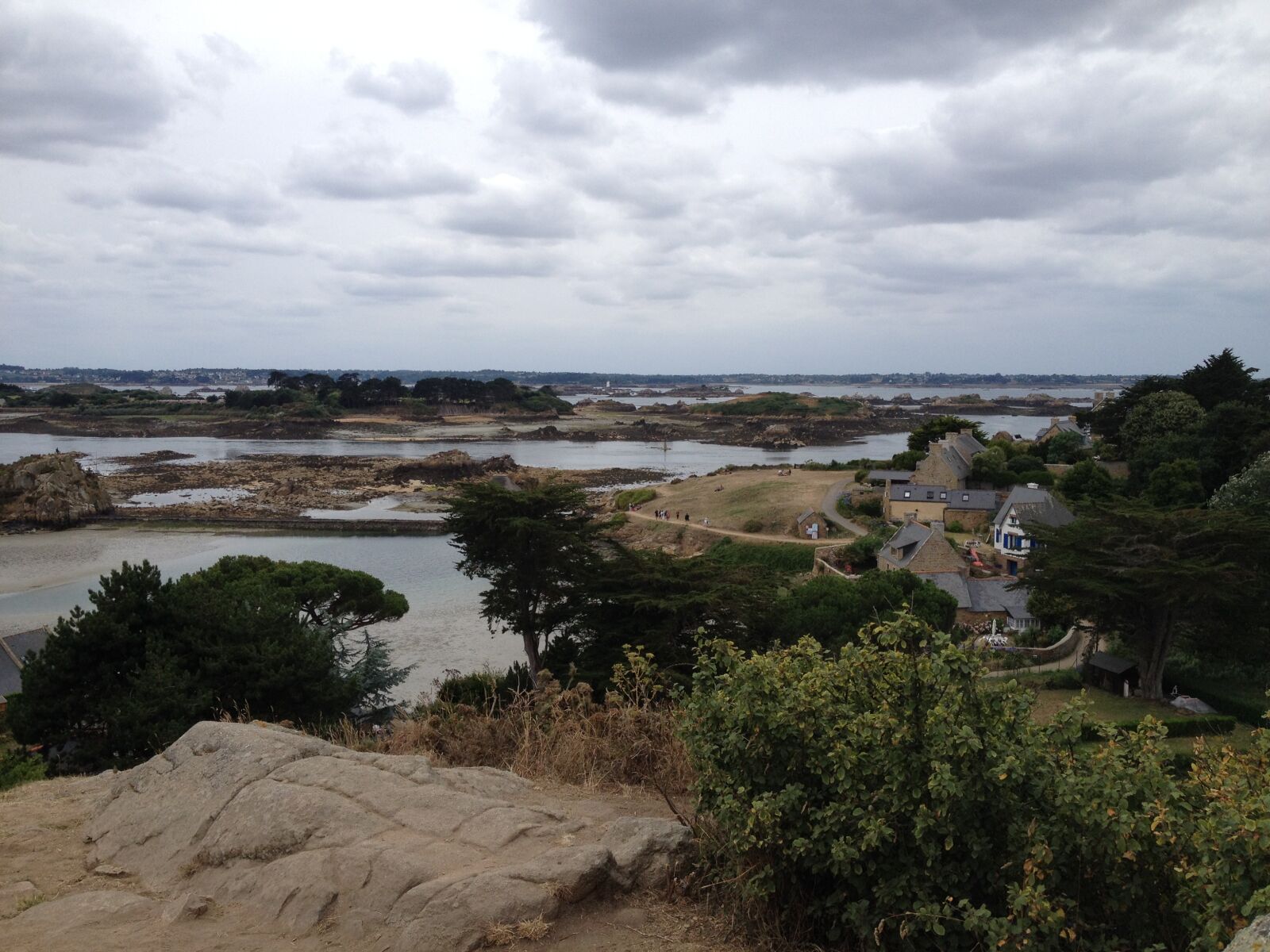 iPhone 4S back camera 4.28mm f/2.4 sample photo. Ile-de-brehat, panorama, rocks photography