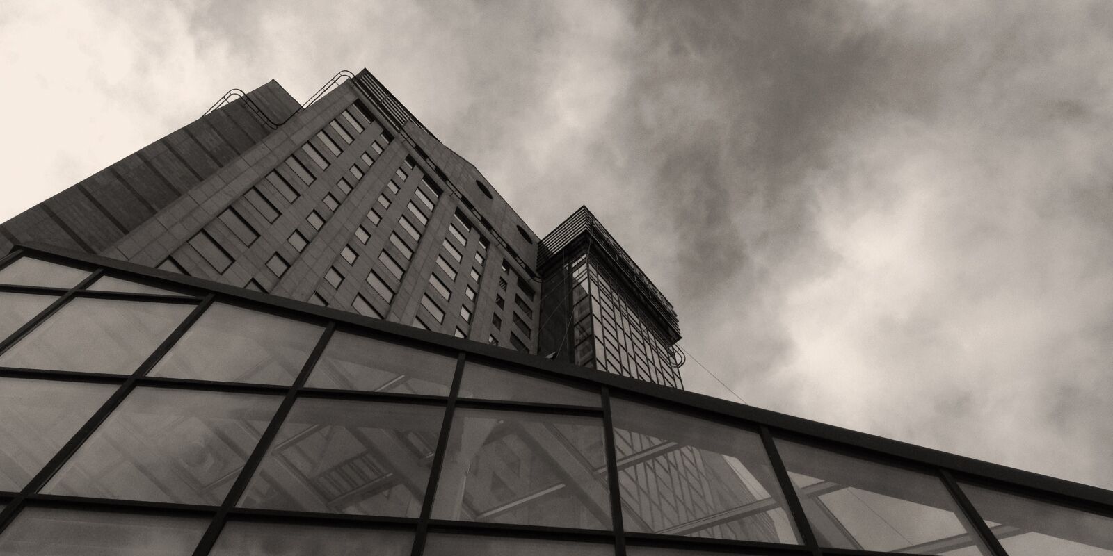 Jag.gr 645 PRO for iPhone sample photo. Malmö, building, glass photography