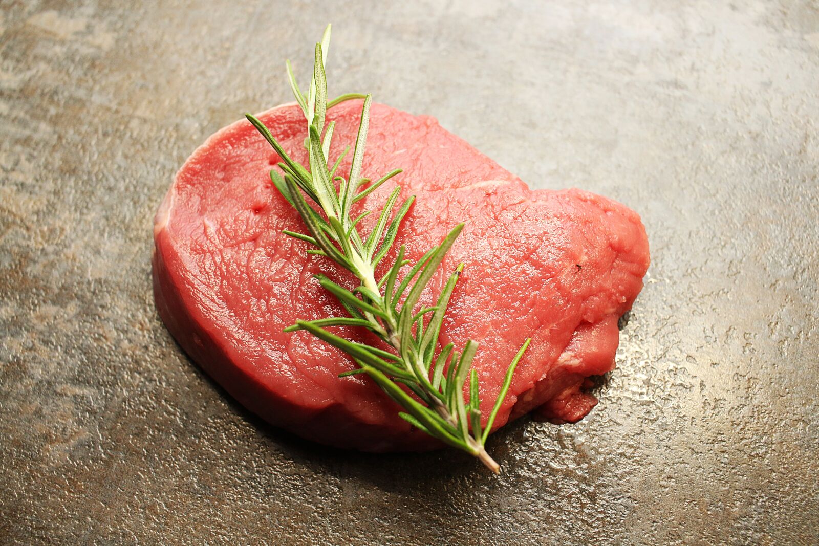 Canon EOS 70D + Canon EF-S 24mm F2.8 STM sample photo. Fillet, fillet of beef photography