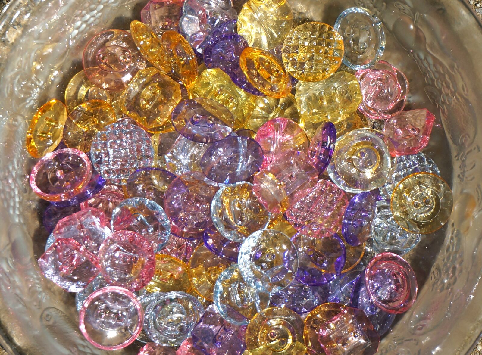 Sony Alpha NEX-5T sample photo. Colorful acrylic buttons, buttons photography