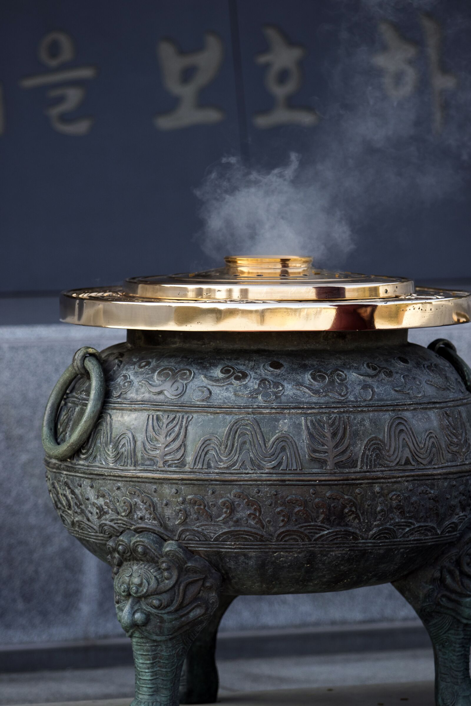 Canon EF 70-200mm F2.8L USM sample photo. Incense place, incense, national photography