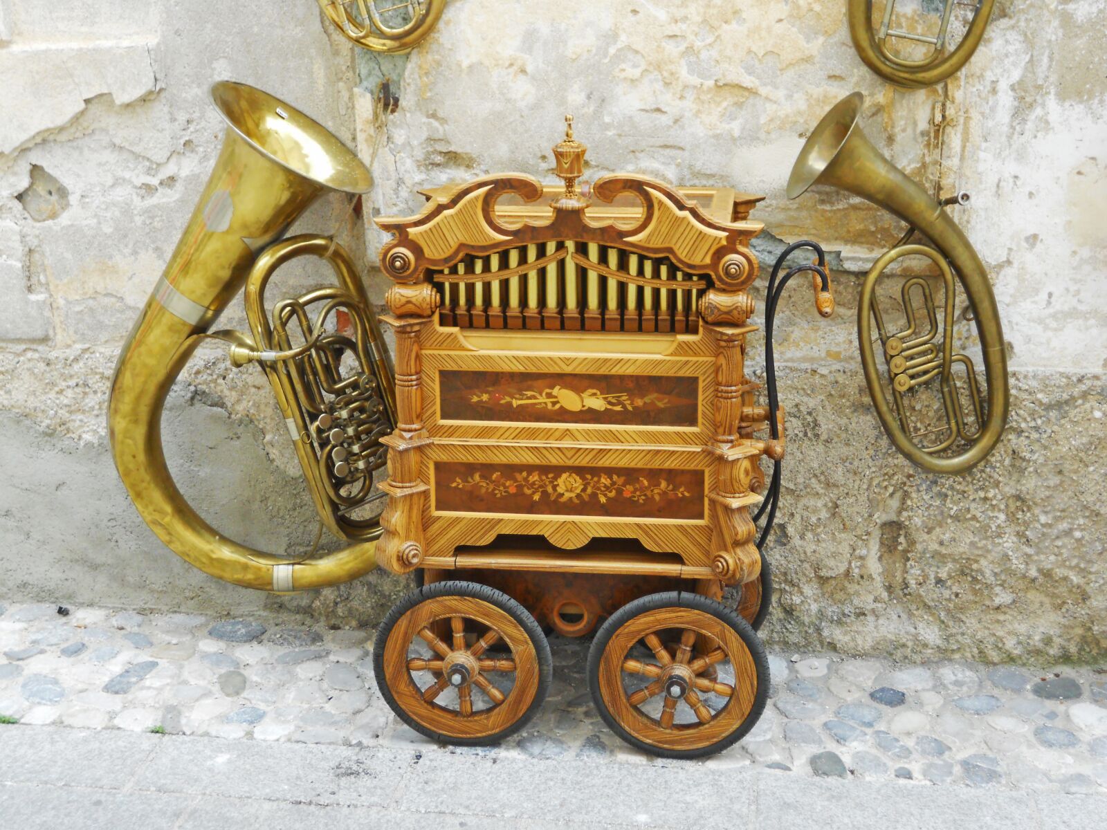 Nikon Coolpix S570 sample photo. Musical instrument, organ, trumpet photography
